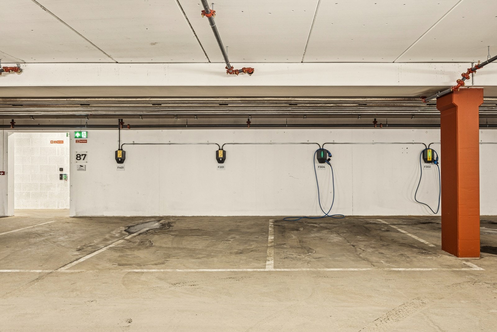 Leiligheten har fast garasjeplass med elbillader. Det er også gjesteparkeringsplasser og områder for sykkelparkering. Galleribilde