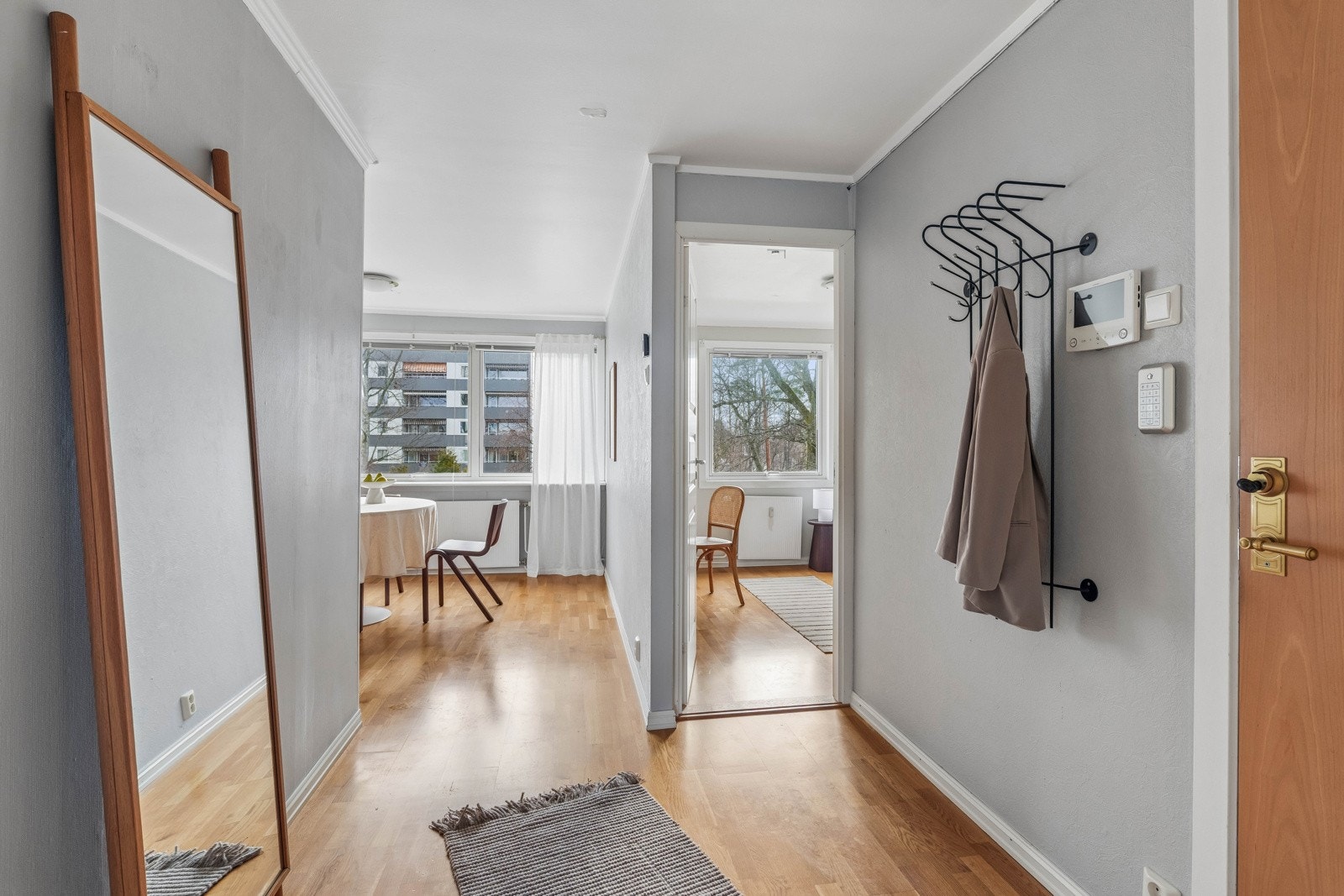 Velkommen inn! I entrè er det god plass til ytterklær Galleribilde