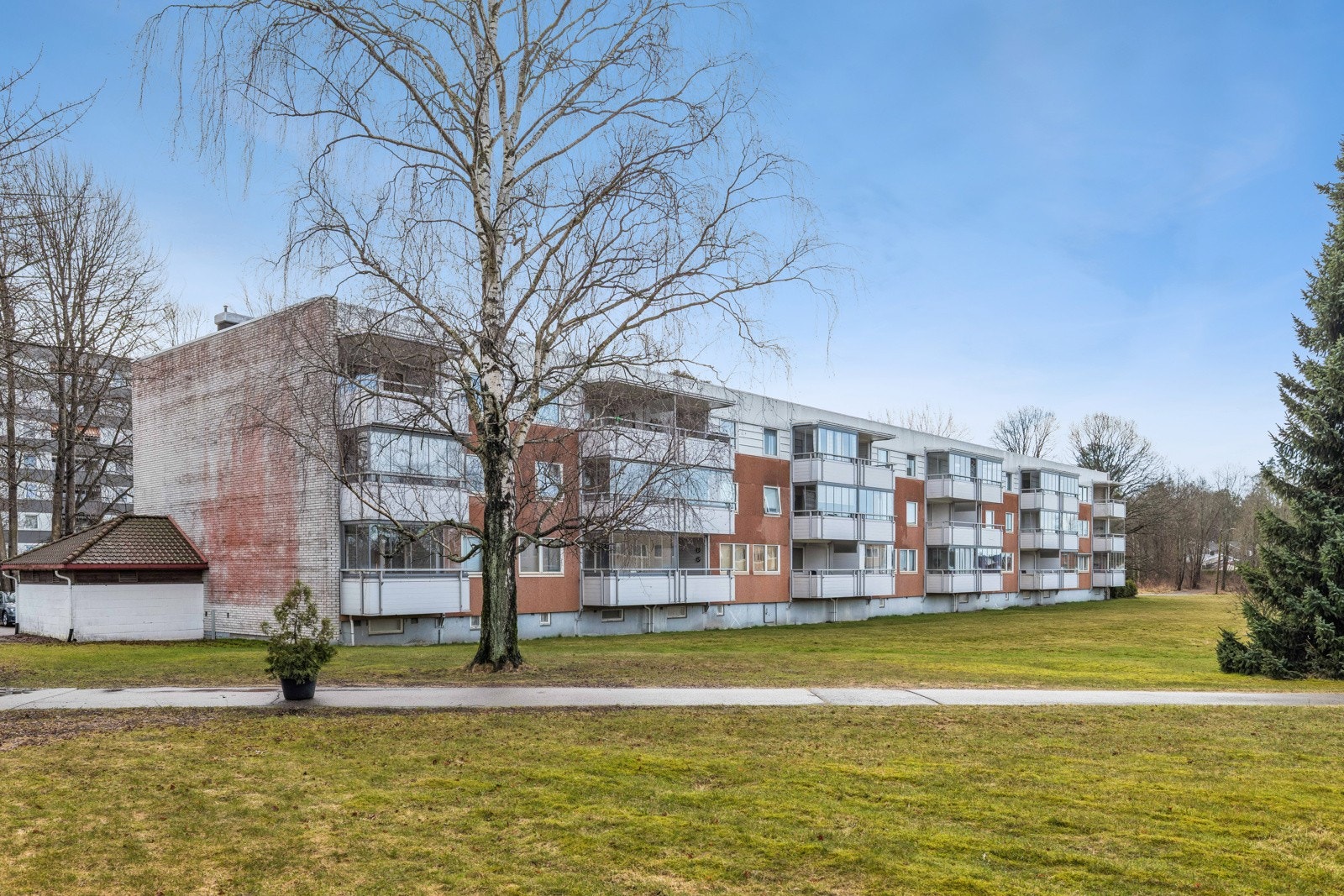 Fasade - overbygget og solrik balkong Galleribilde