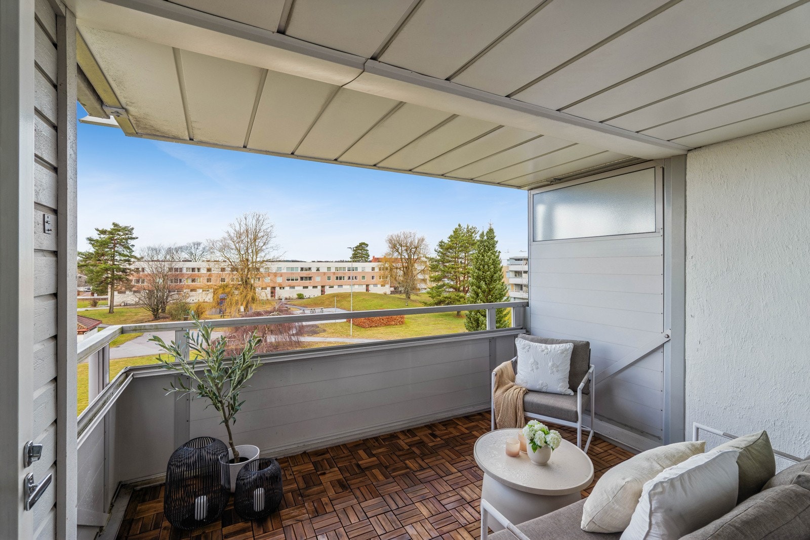 Vestvendt, overbygget balkong med god plass til utemøbler. Det er muligheter for å innglasse balkongen hvis man ønsker det Galleribilde