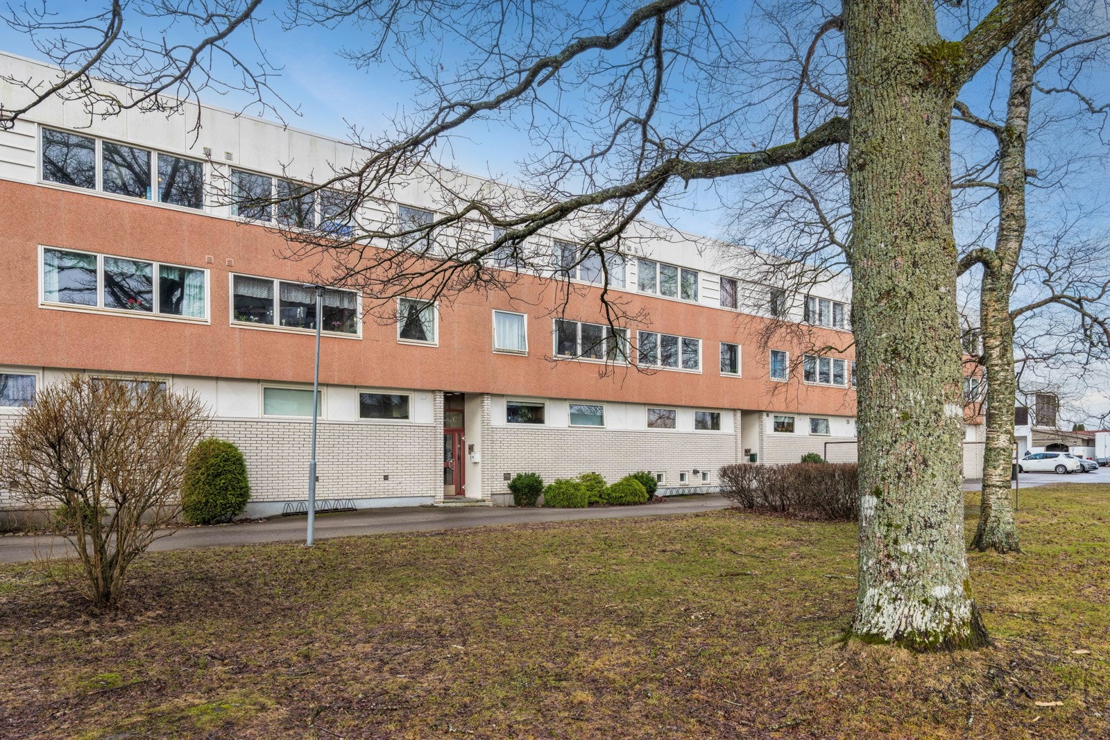 Fasade sett fra inngangssiden. Det er callinganlegg i borettslaget Galleribilde