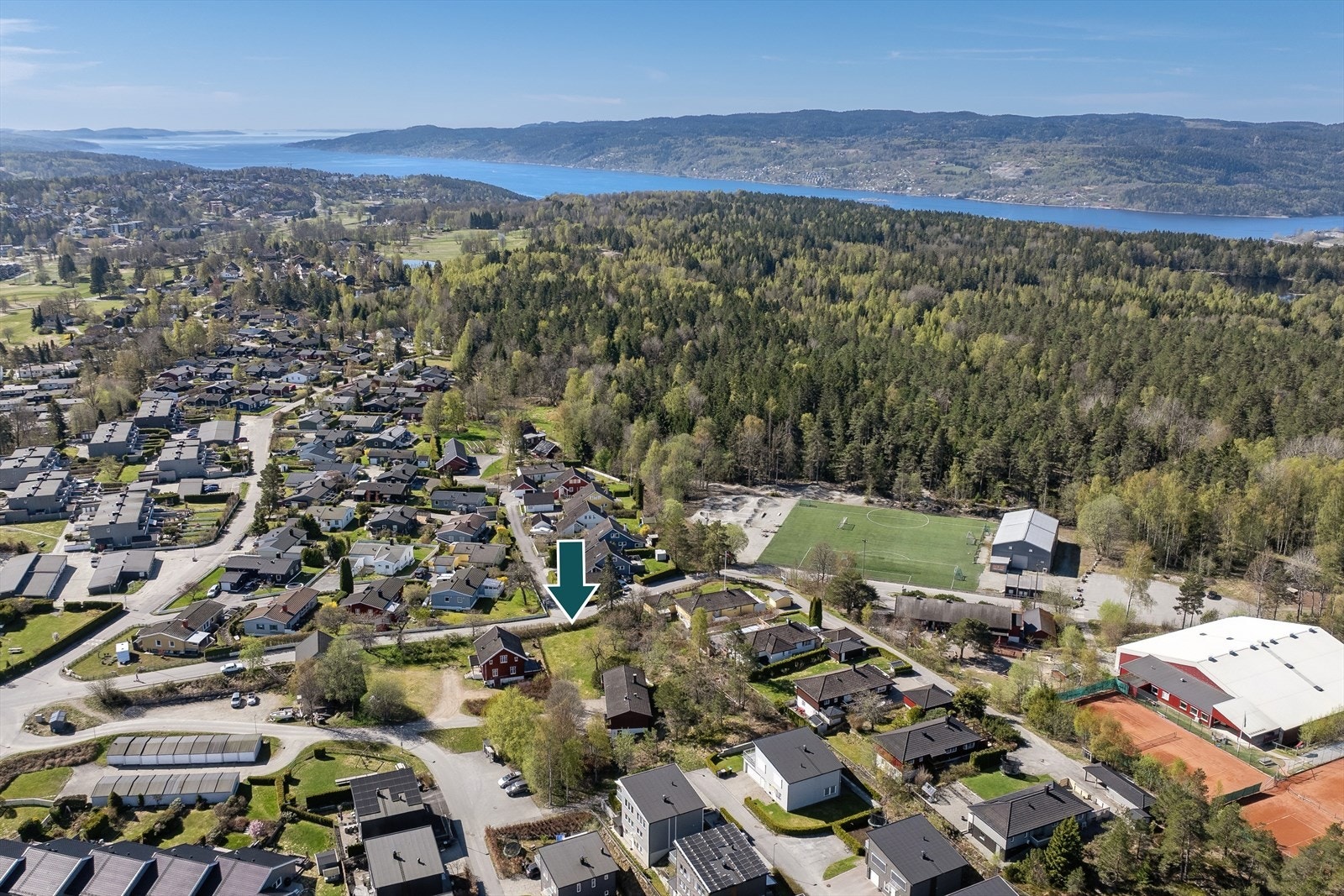 Tomten ligger i et veletablert og rolig boligområde på Heer, ca. 5 km unna Drøbak sentrum, med umiddelbar nærhet til turområde i marka. Galleribilde