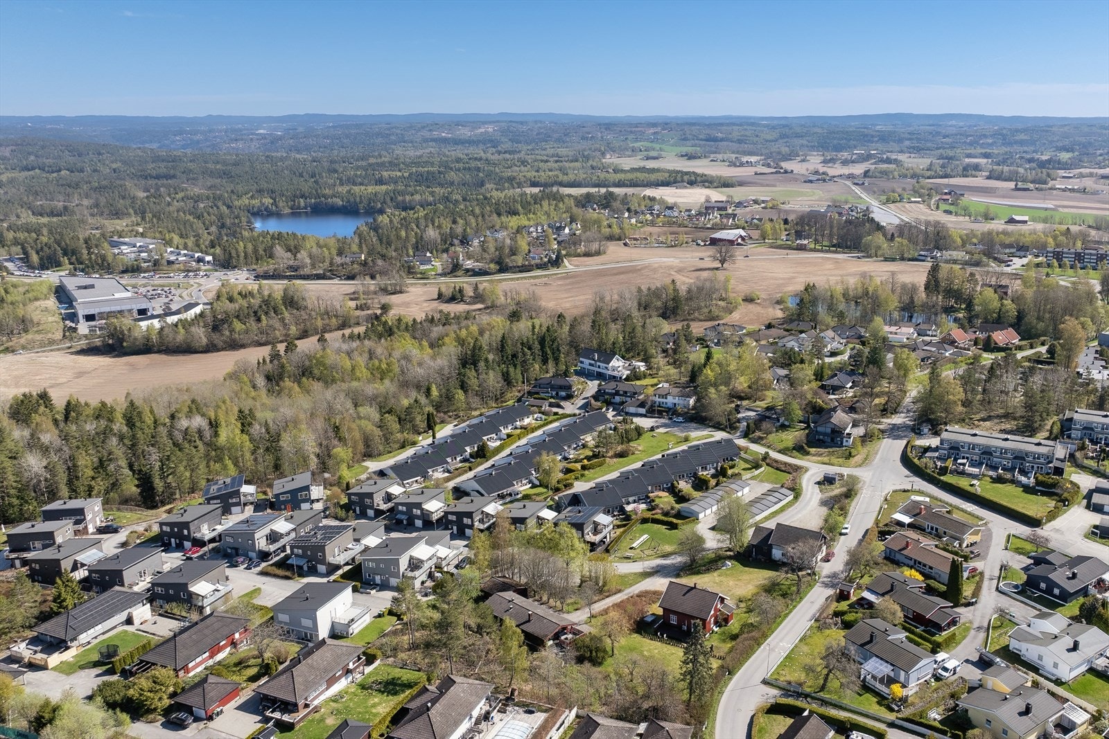 Fra eiendommen er det kort gangavstand til Heer barneskole, barnehage, nærbutikk, legekontor og bussholdeplass i pendleravstand til Oslo. Galleribilde