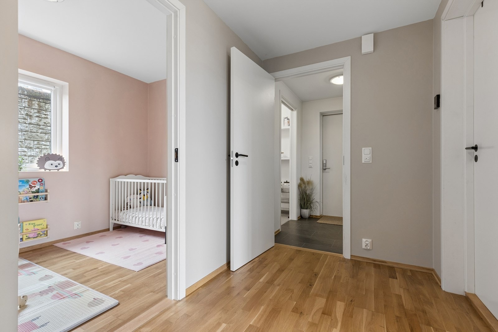 Fra gangen er det adkomst til begge soverom, bad og entré. Galleribilde