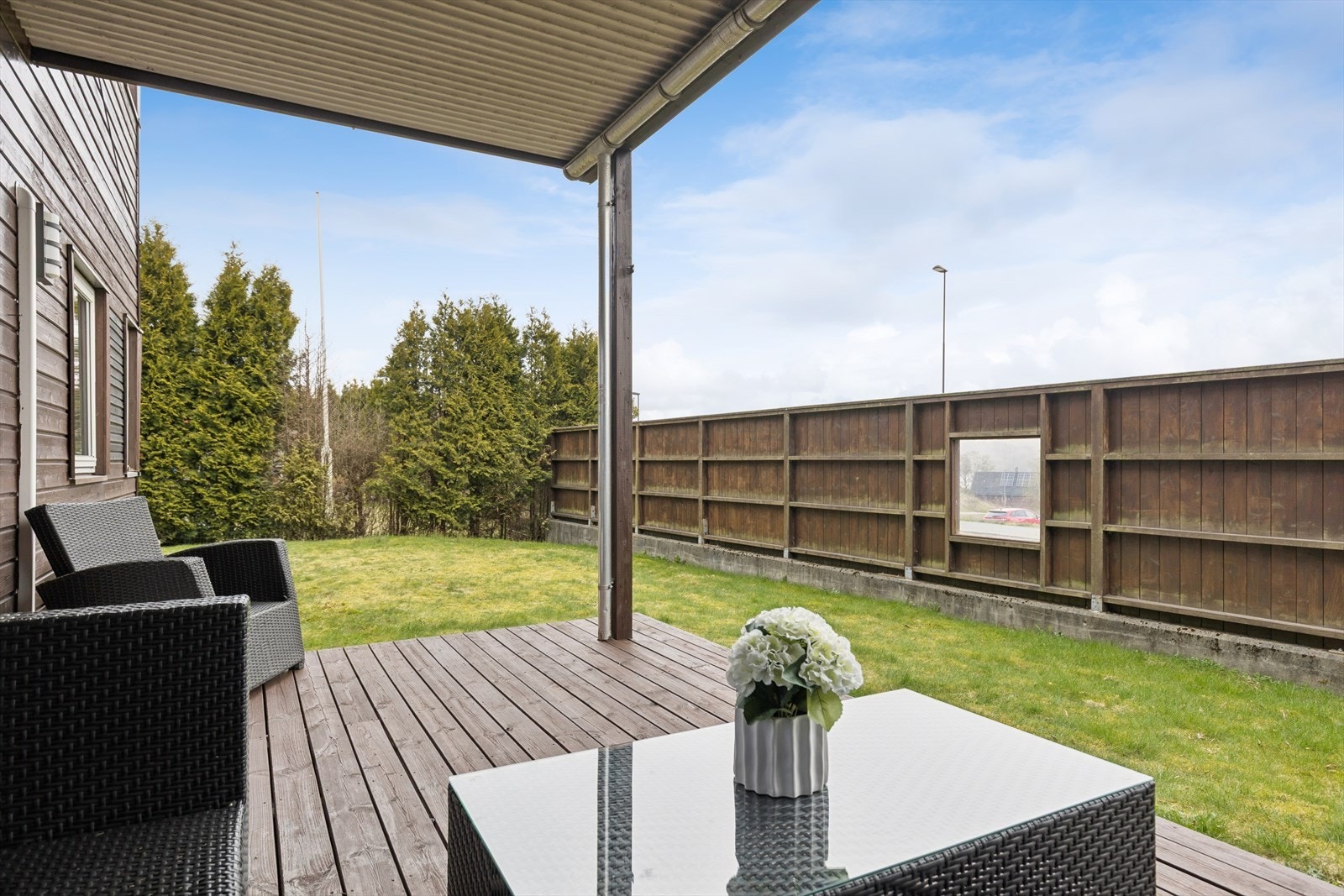 Terrassen på 14 m² gir en fint uterom med enkelt tilgang til plenarealer på fellesområdene. Galleribilde