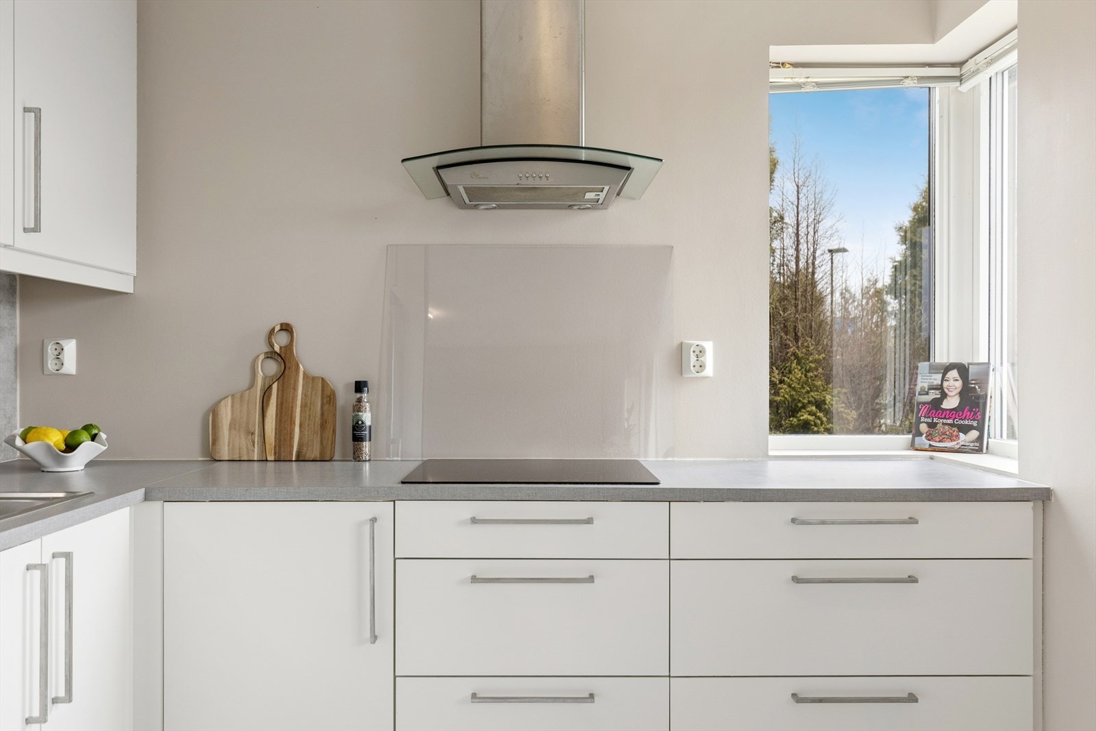 Godt med skap- og benkeplass. Kjøkkenventilatoren har avtrekk ut av boligen. Galleribilde