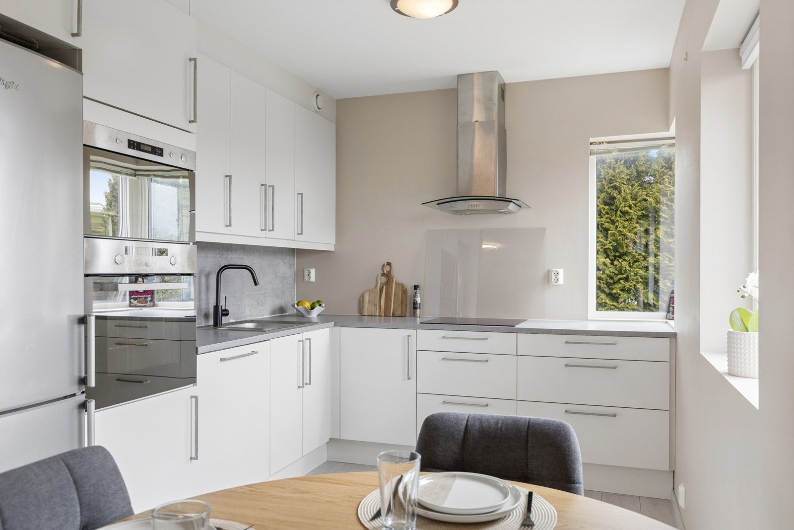 Lekkert kjøkken med innredningen fra HTH, som er utstyrt med stekeovn, platetopp, mikrobølgeovn og oppvaskmaskin. Galleribilde