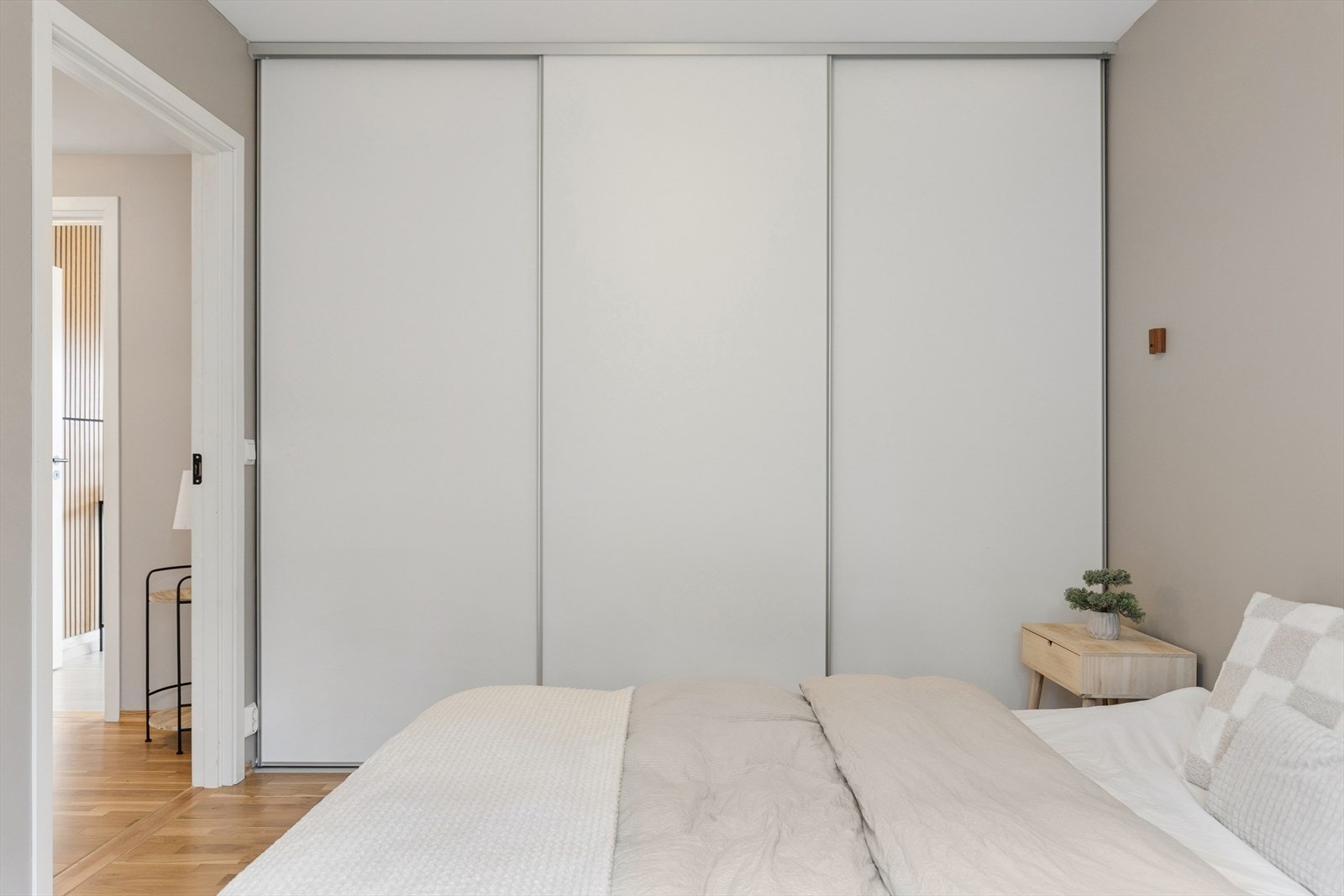 En romslig skyvedørsgarderobe gir rikelig med oppbevaringsplass. Galleribilde