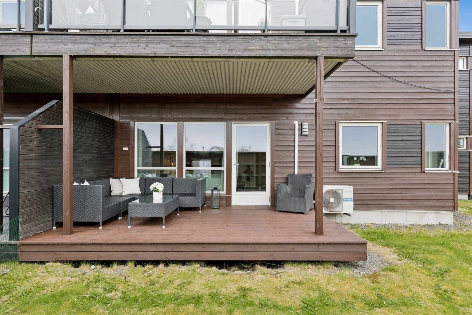 Leilighet fra 2012 med praktisk beliggenhet på bakkeplan med sør-østvendt terrasse. Galleribilde