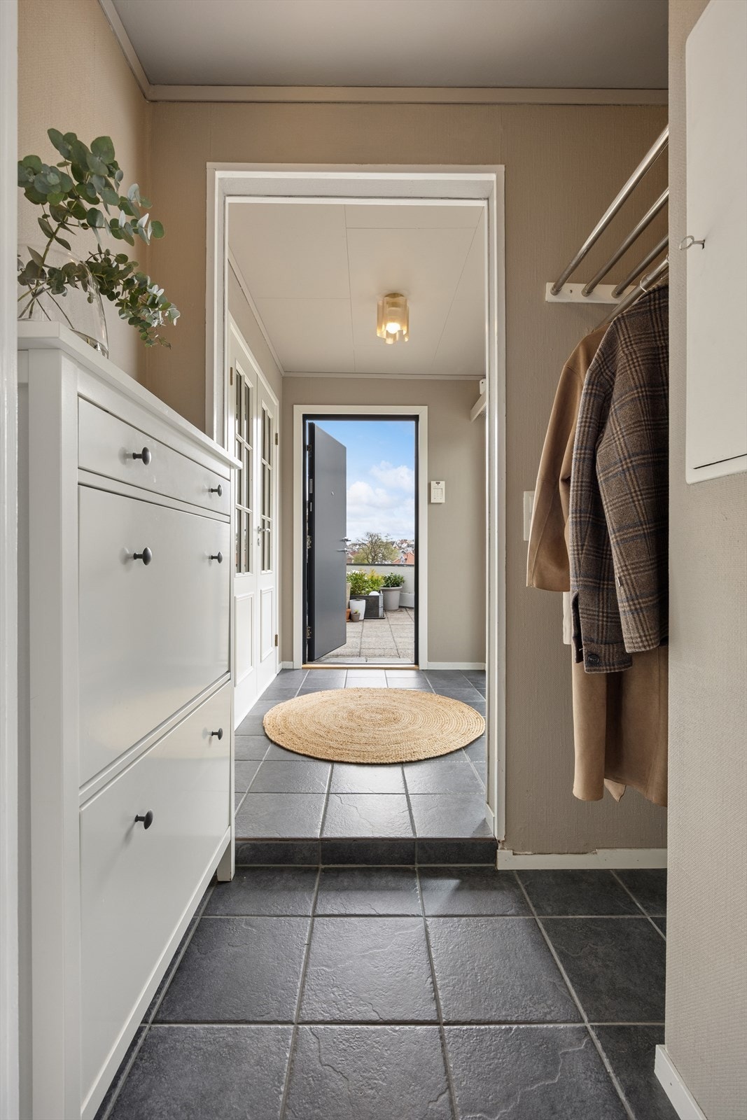 Via et lyst inngangsparti kommer du inn i en åpen og luftig gang/entré med gode muligheter for oppheng av yttertøy. Store vindusflater sørger for rikelig med naturlig lys. Galleribilde