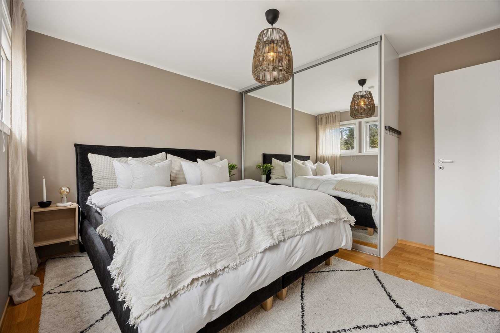 En stor skyvedørsgarderobe med speilfronter gir rikelig med oppbevaringsplass. Galleribilde
