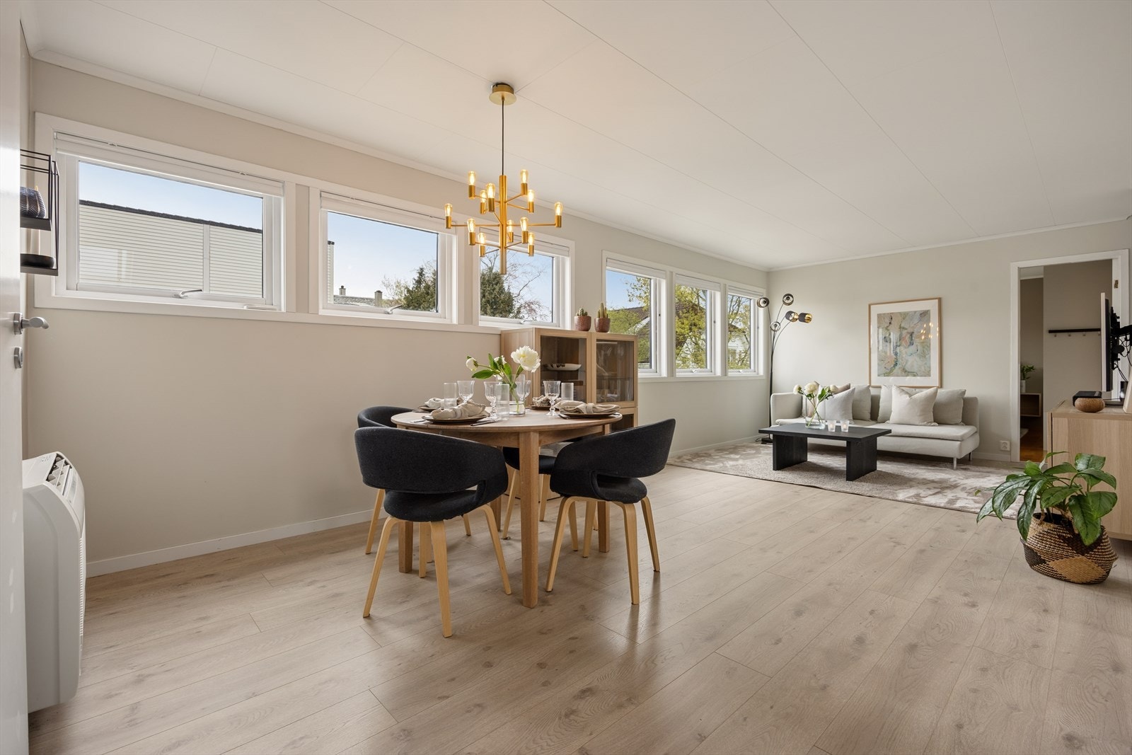 Videre ledes du inn i en romslig og innbydende stue som er enkel å innrede, med god plass til både spisebord og sofagruppe. Stuen er utstyrt med varmepumpe. Galleribilde