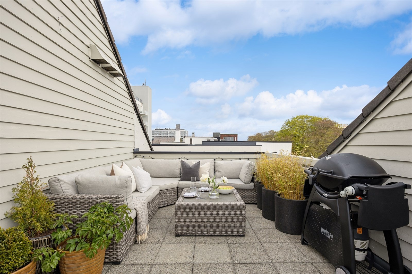 Videre ut finner du en ettertraktet, skjermet terrasse på hele 35 kvm, som kan innredes etter ønske. Her er det rikelig med plass til å samle venner og familie, og nyte solrike dager med flott utsikt. Galleribilde