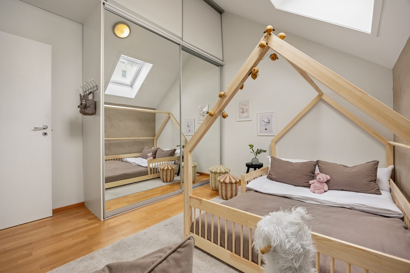 Også her er det en praktisk skyvedørsgarderobe for effektiv oppbevaring. Galleribilde
