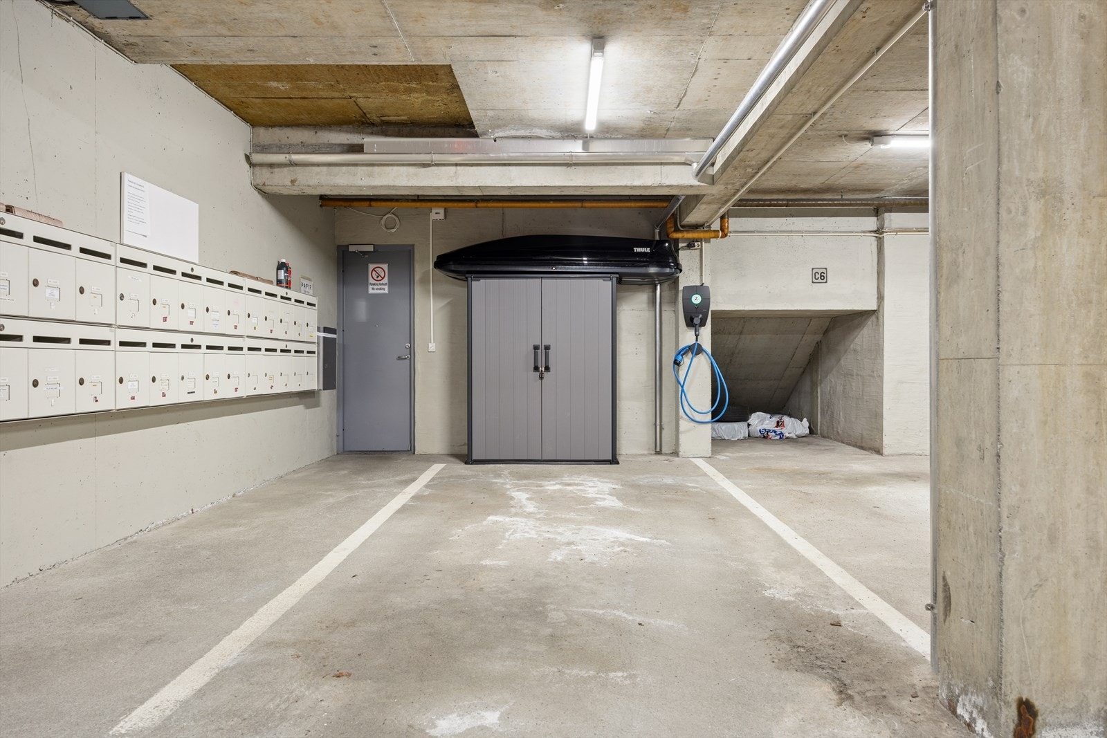 Det medfølger en fast parkeringsplass i lukket anlegg, utstyrt med Zaptec elbillader installert i 2024. Galleribilde