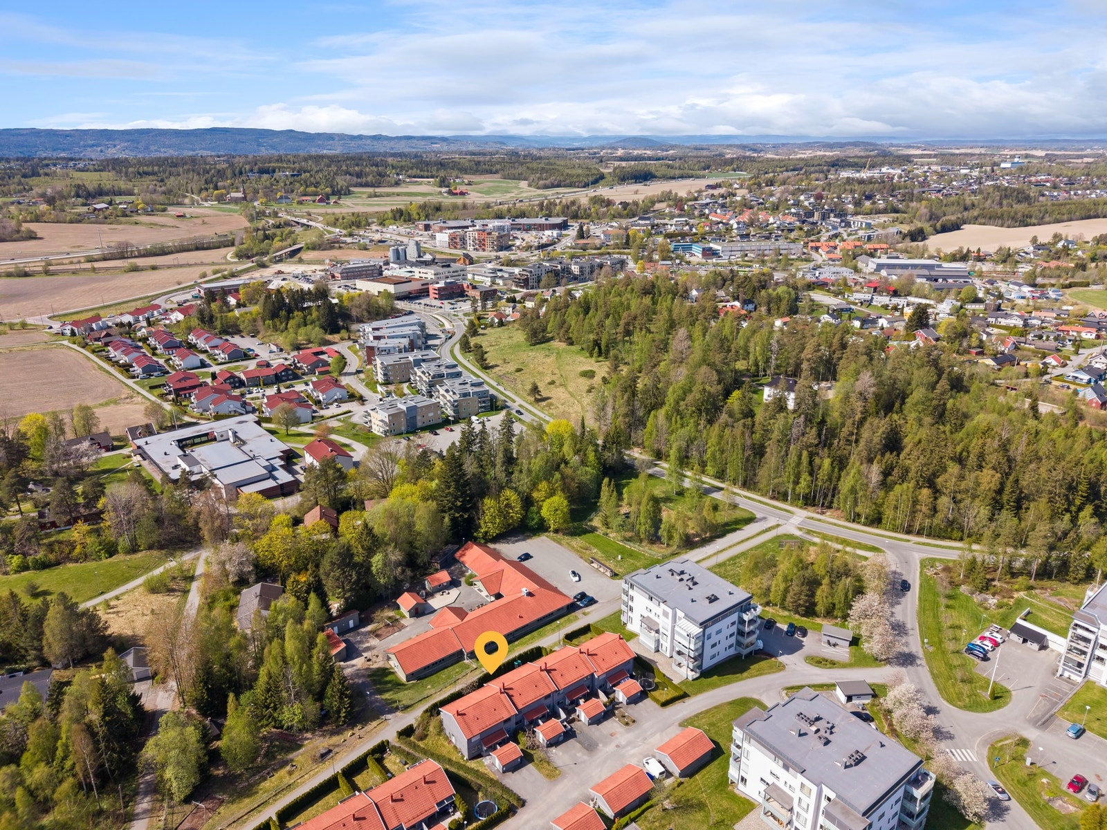 Boligen ligger i et meget barnevennlig område med kun 3 min å gå til barnehage, barneskole, ungdomsskole, idrettsanlegg mm. Galleribilde