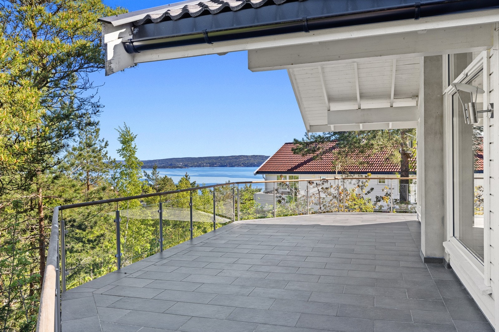 Romslig terrasse på 91 med herlig utsikt. Galleribilde