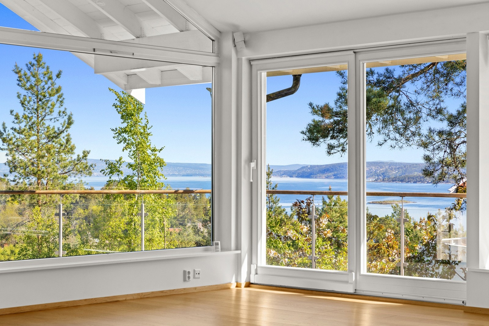 Fantastisk utsikt over Oslofjorden fra flere steder på eiendommen. Galleribilde