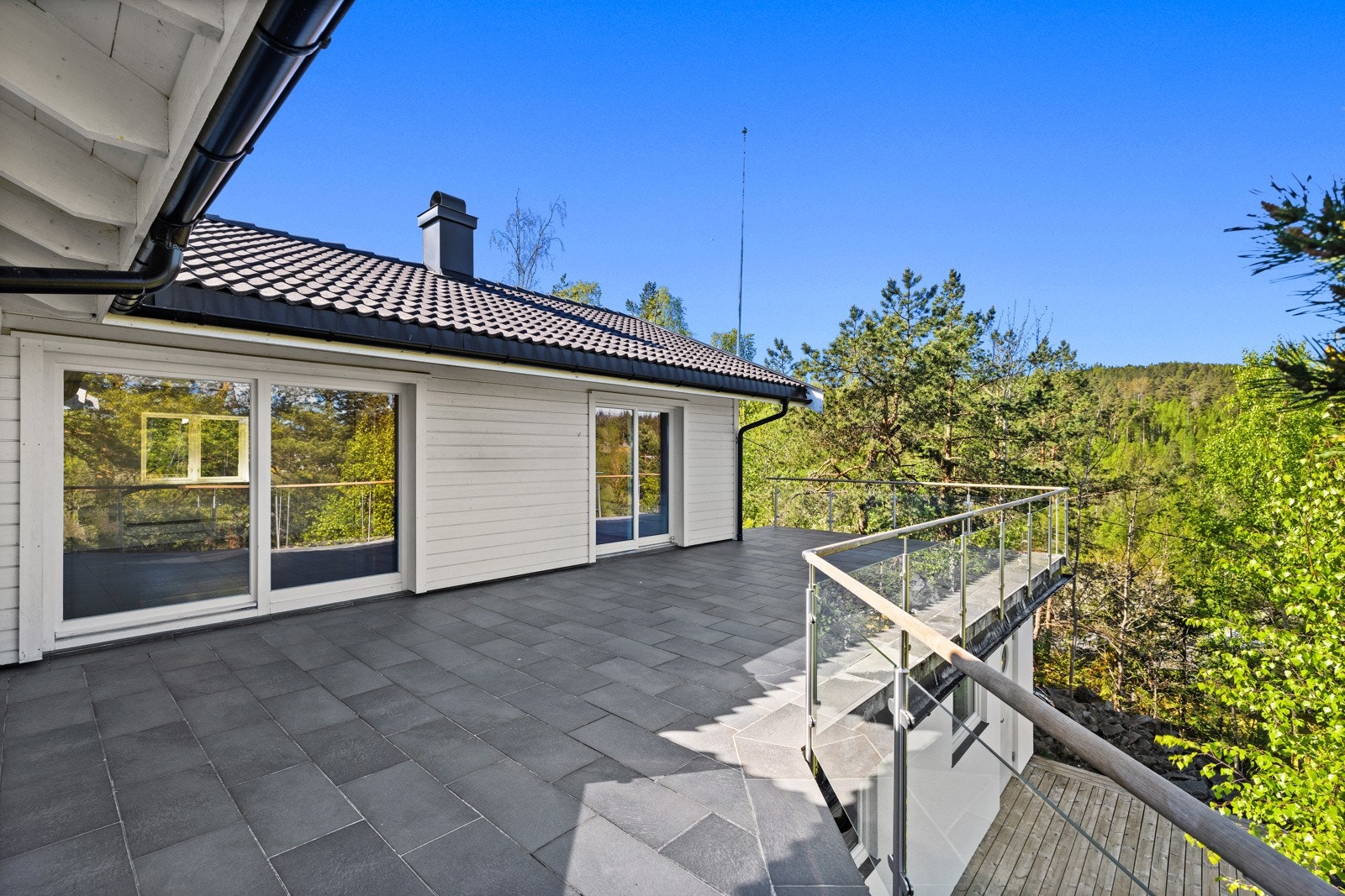 Meget romslig terrasse med fantastisk utsikt og gode solforhold. Galleribilde