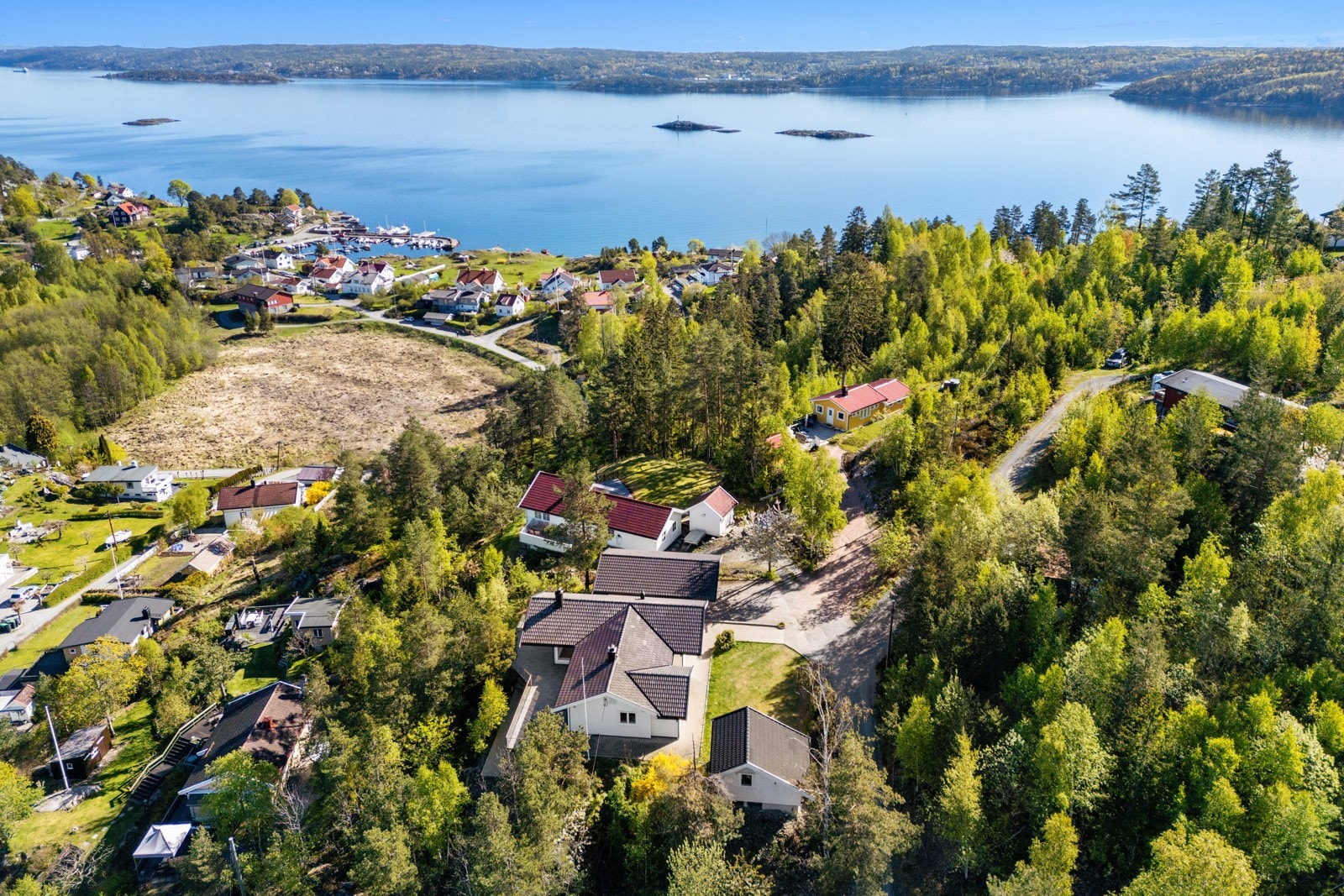Kort gangavstand ned til Båtstø havn, samt Lasteberget som er en av mange fine badeplasser i nærområdet. Galleribilde