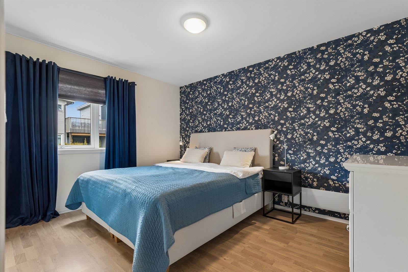 Hovedsoverommet har god plass til både dobbeltseng, garderobeskap og annet møblement. Galleribilde