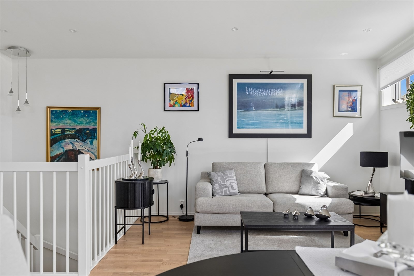 Dagslyset suppleres av downlights. Galleribilde