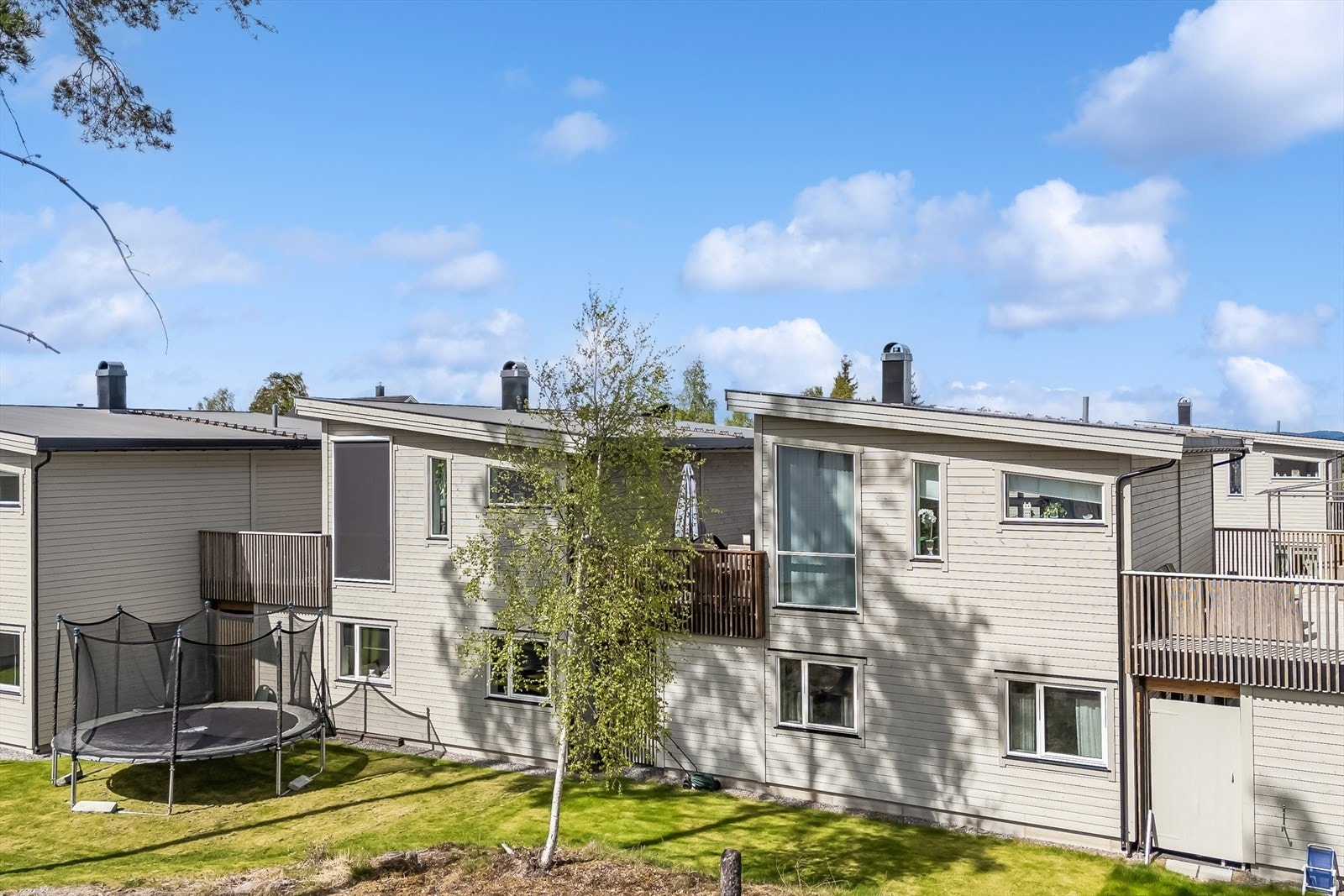 Beliggenheten er ideell for familier, i trygge og barnevennlige omgivelser med gangavstand til skole og barnehage. Galleribilde