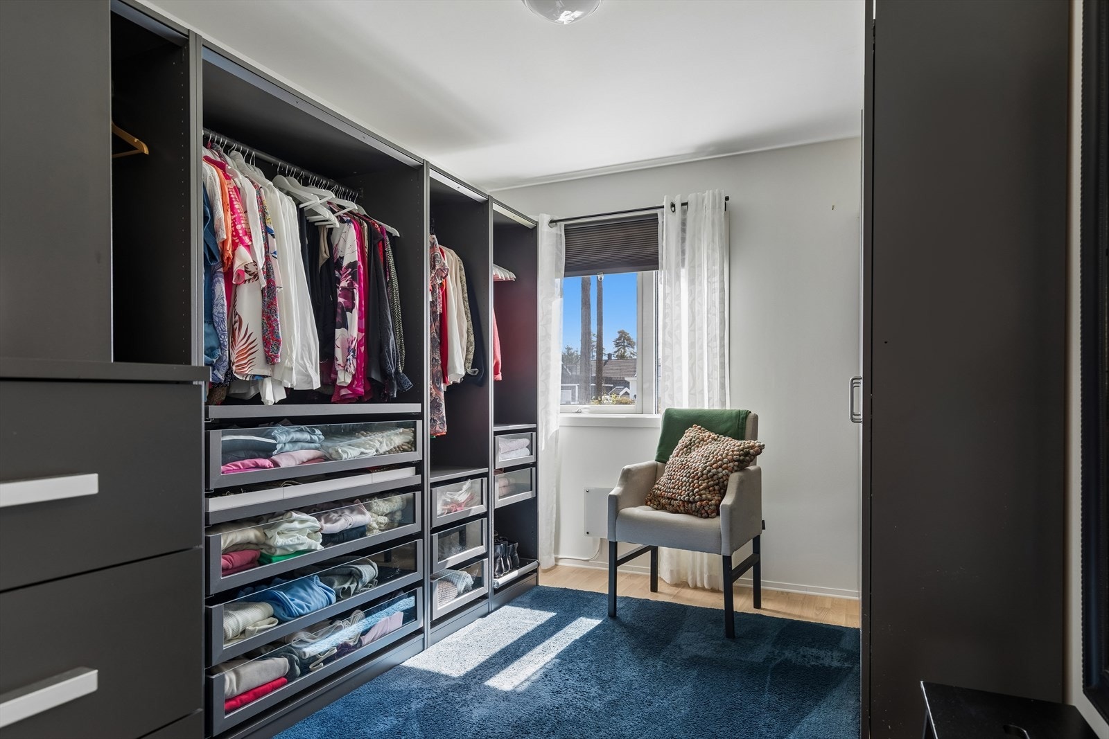 Et av soverommene benyttes i dag som et walk-in closet. Galleribilde