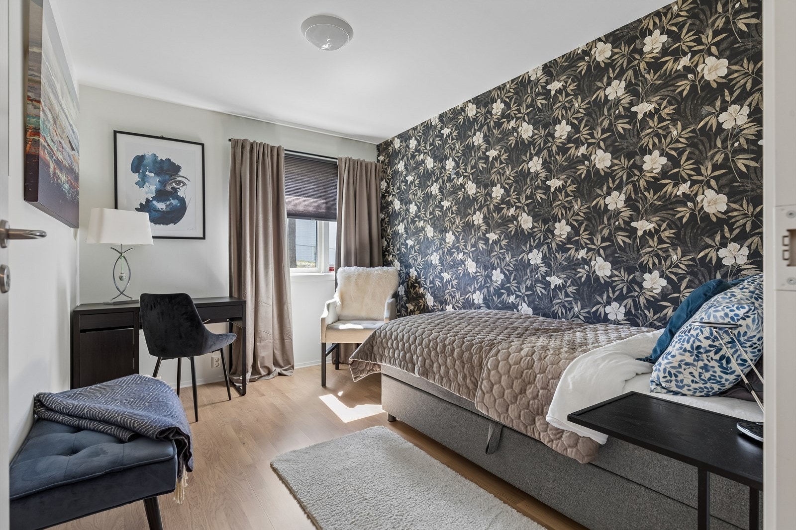 Også på soverom 2 er det laget fin kontrast med en tapetsert fondvegg. Galleribilde