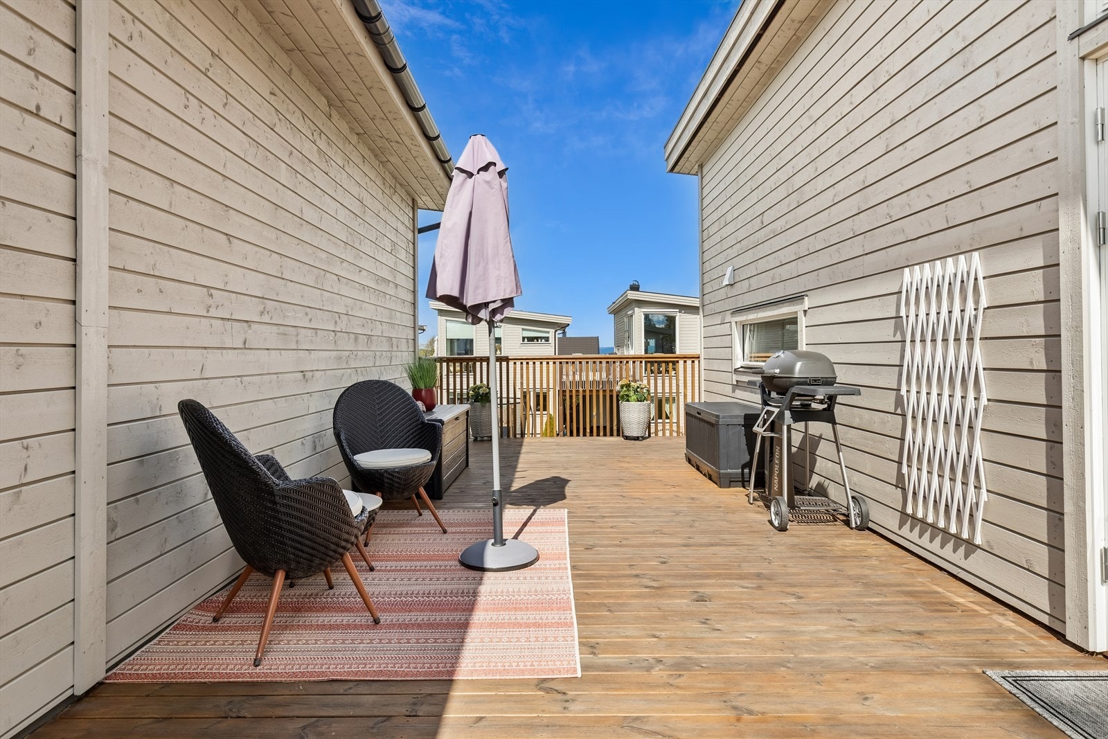 Fra stuen er det utgang til en skjermet terrasse med et areal på ca. 35 kvm. Galleribilde