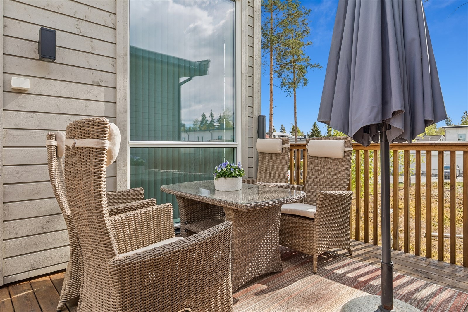 Størrelsen på terrassen gjør det mulig med flere møbleringssoner og grill. Galleribilde