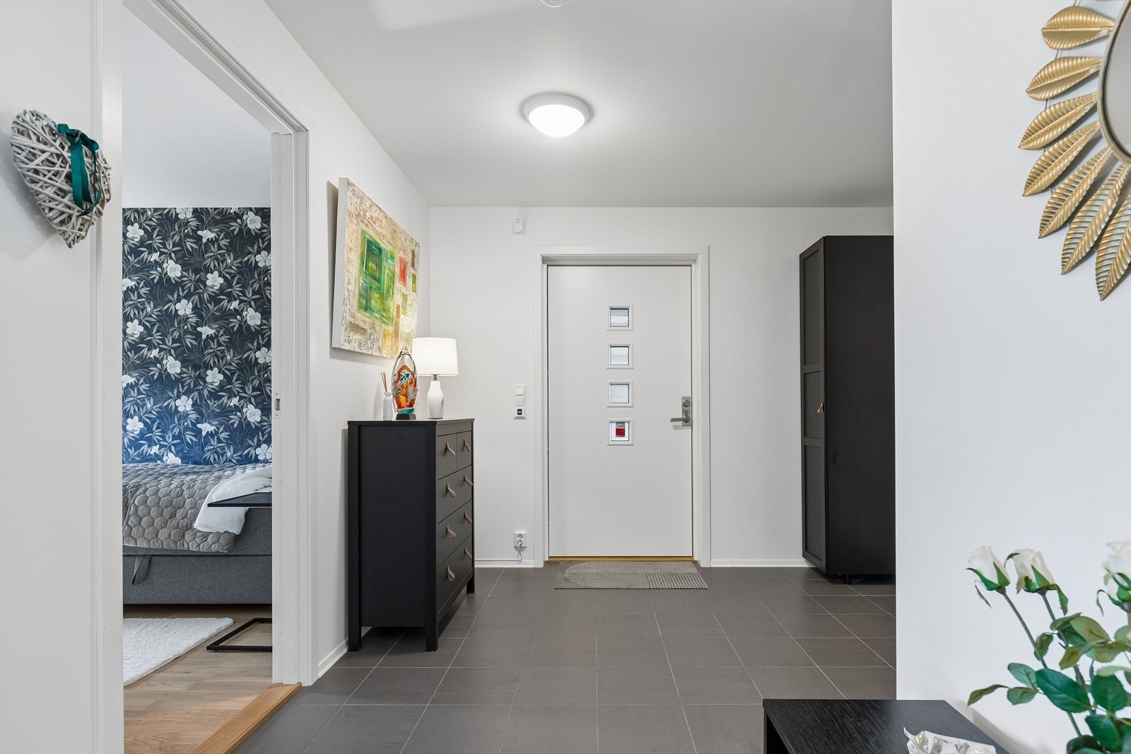 Velkommen inn i et funksjonelt familiehjem fra 2023 - med en tidløs og moderne stil. Galleribilde