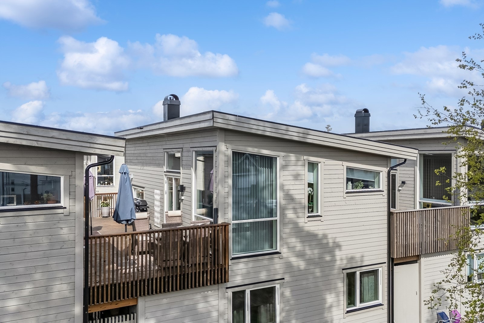 Tiltalende og tidløs enebolig i kjede over to etasjer - med stor terrasse og carport. Galleribilde