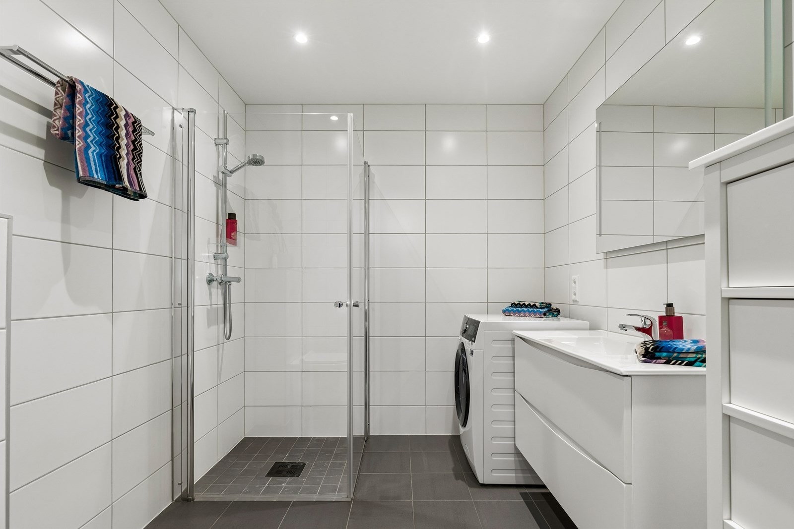 Første etasje består av entré, bad og 3 soverom. Det helflisede badet ligger praktisk til utenfor soverommene og har lun varme i gulvet. Galleribilde