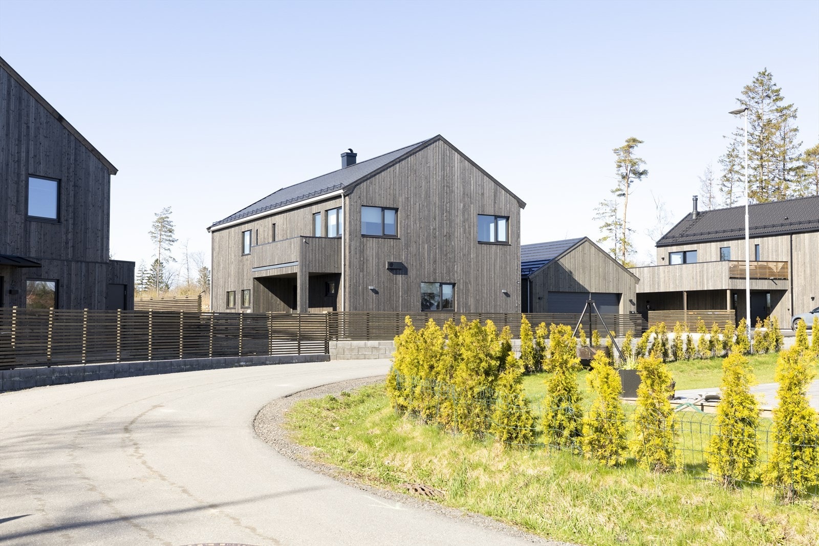 Boligen har en flott beliggenhet på boligfeltet og område ansees som svært barnevennlig. Galleribilde