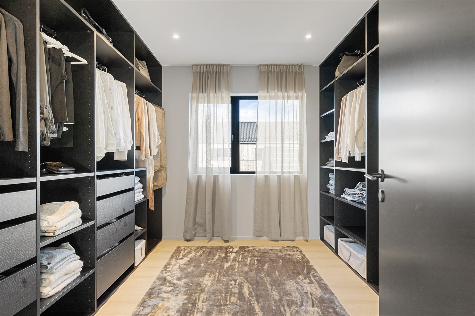 Det ene soverommet i 2.etasje benyttes som eget walk-in closet. Walk-in-garderoben har rikelig med oppbevaringsplass. Galleribilde