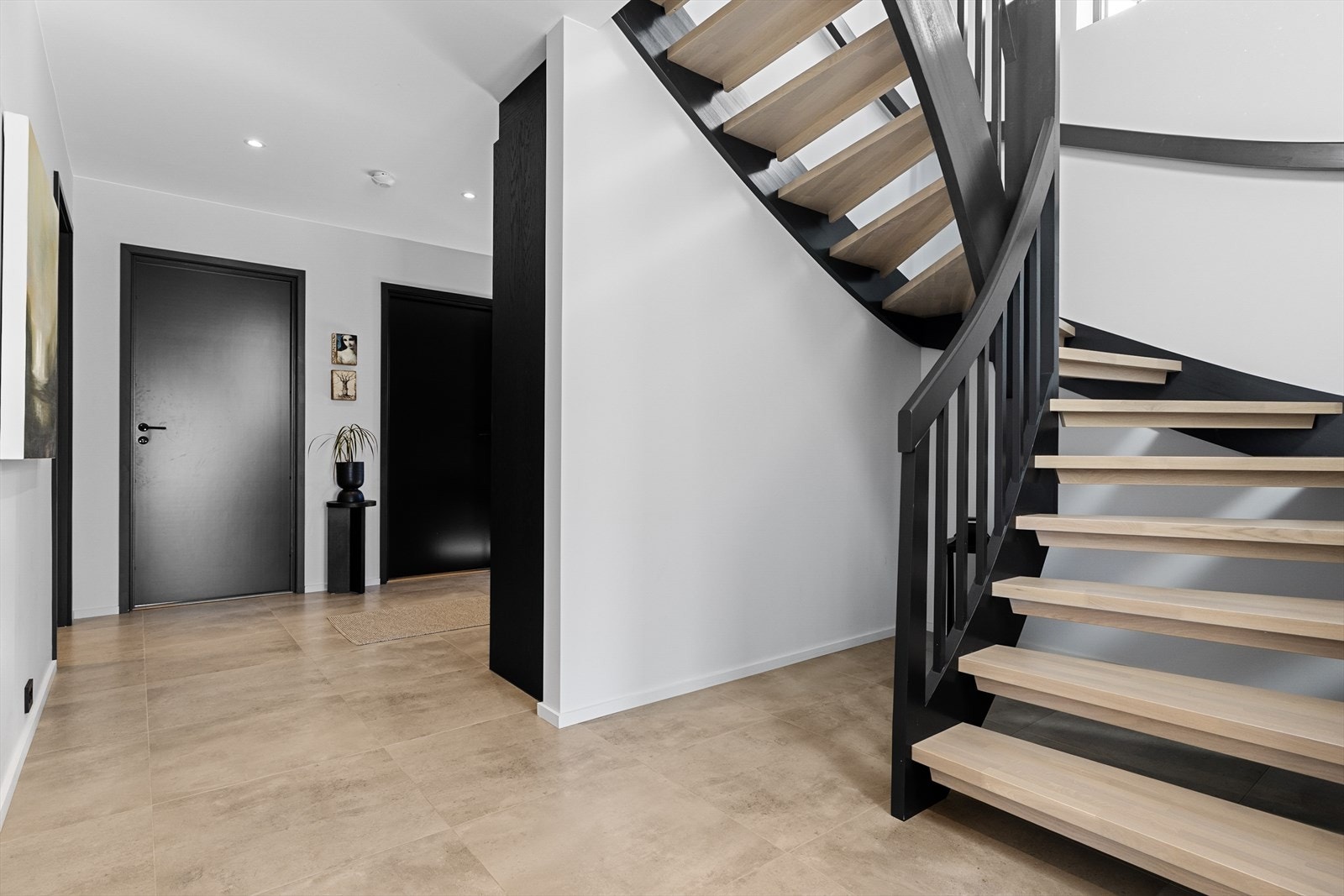 Trappen gir en stilren forbindelse mellom etasjene. Galleribilde