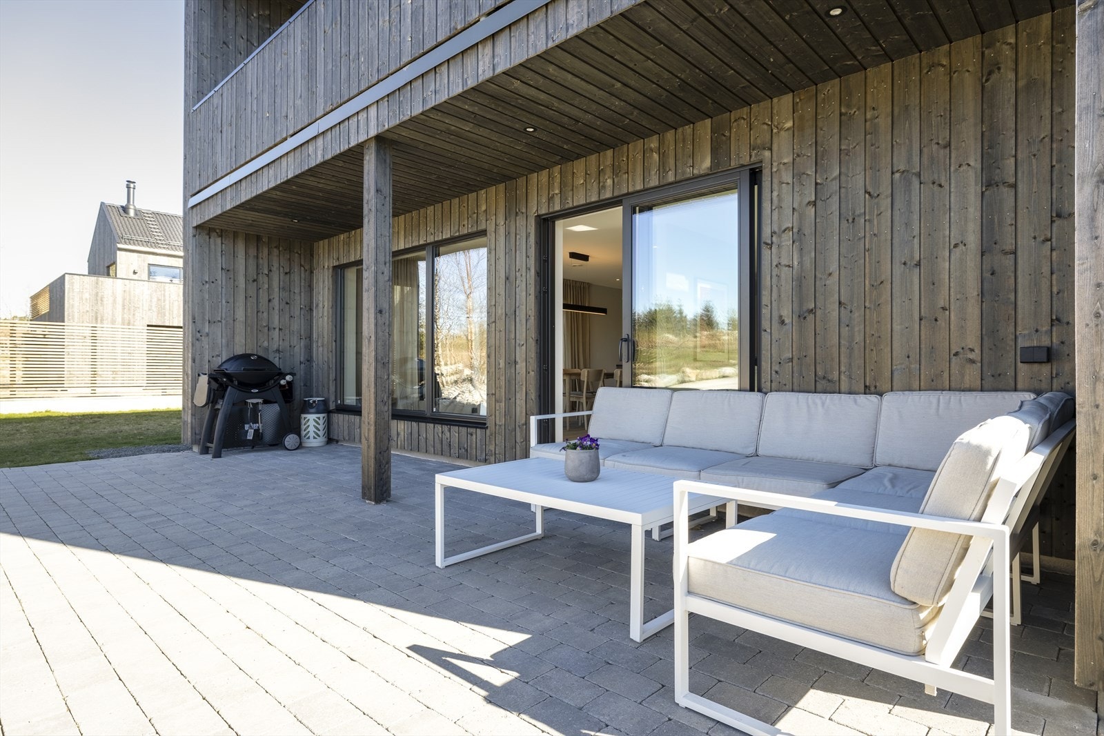 God plass til en hyggelig sittegruppe, grill og beplantning. Galleribilde