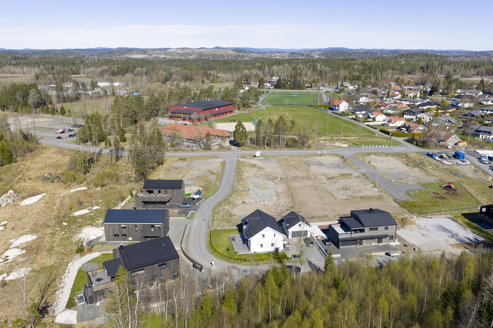 Fra boligen er det kort vei til dagligvarebutikker, som Coop Prix Tjølling og Coop Extra Tjølling. Det er også nærhet til sentrum i Larvik og Sandefjord. Galleribilde