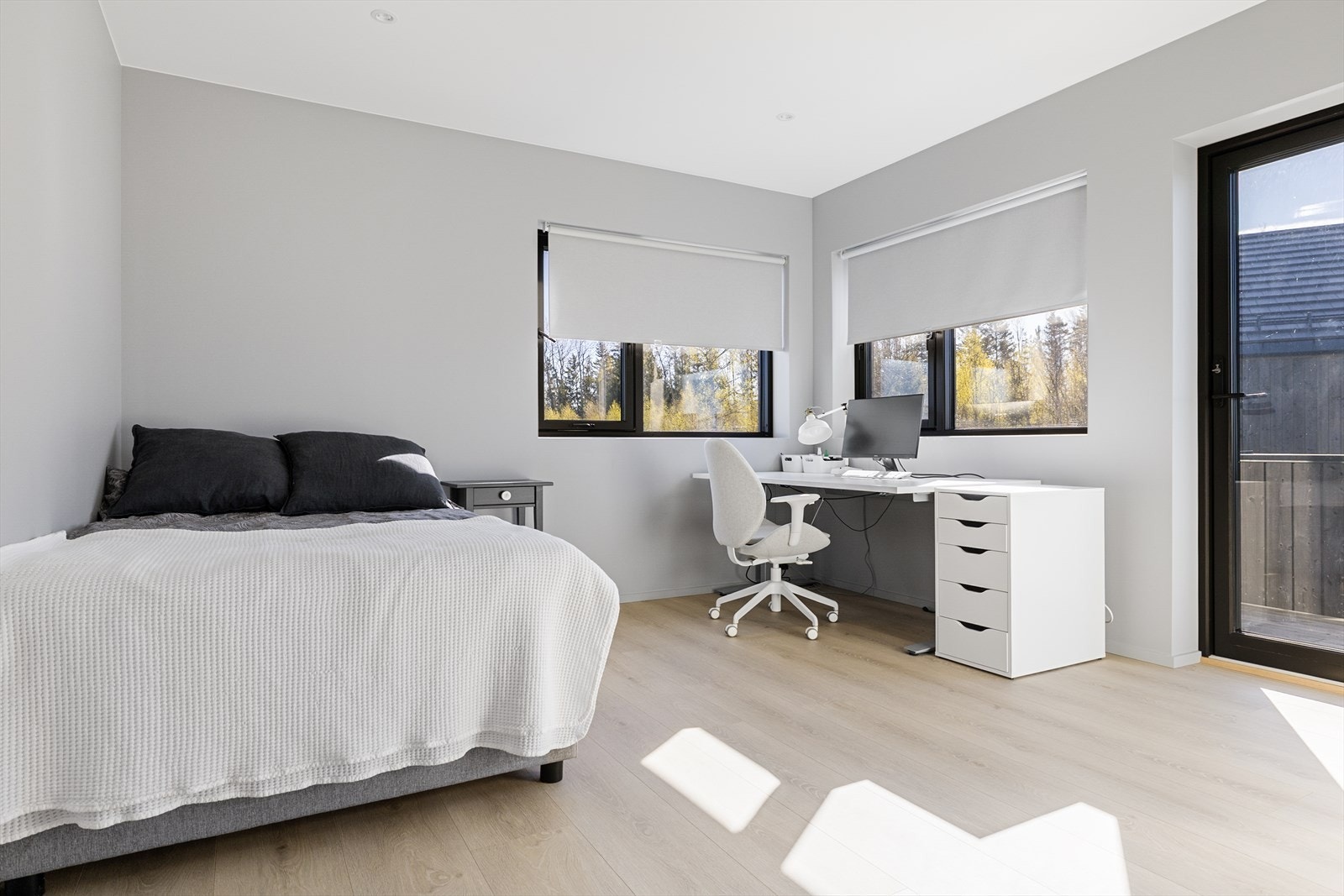 Alle soverommene har laminatgulv og downlightsbelysning. Et av soverommene i 2.etasje har utgang til egen balkong. Galleribilde