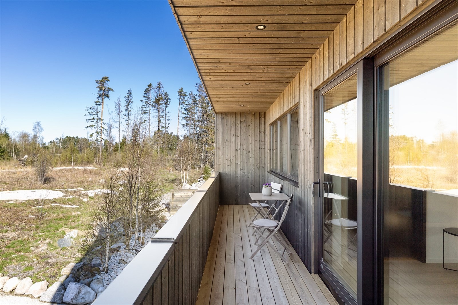 Balkongen i 2.etasje har plass til en hyggelig sittegruppe. Galleribilde