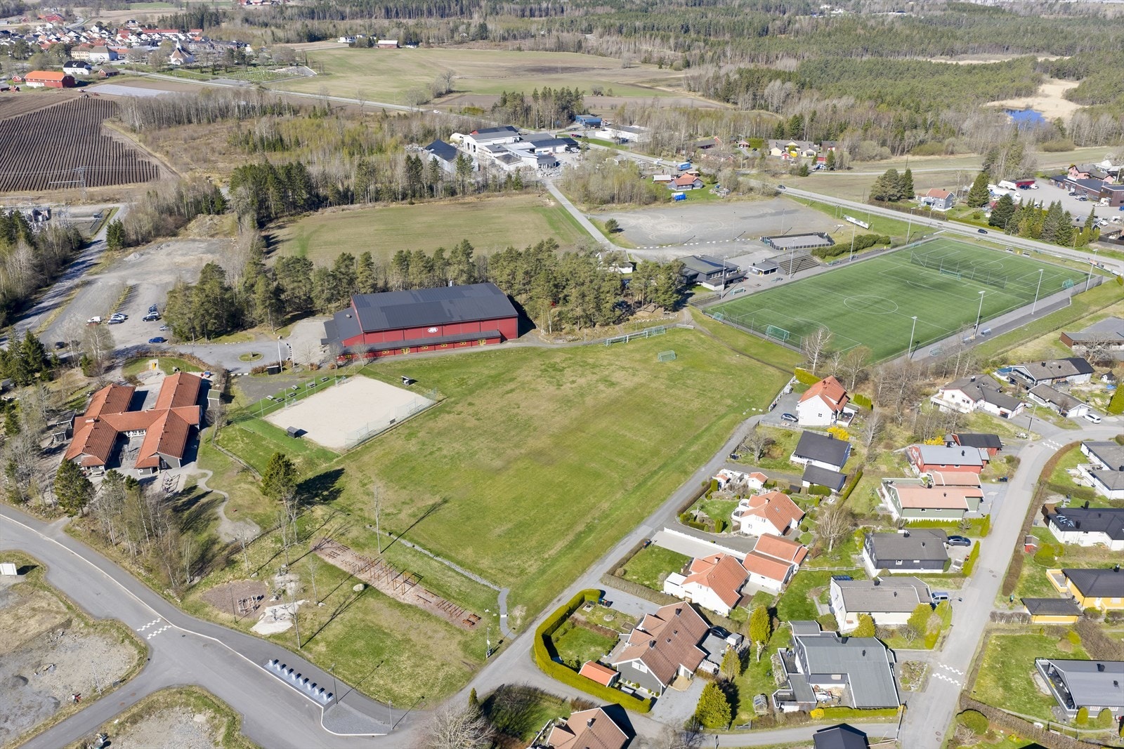 Det er kort vei til både skole og barnehage med nærmeste barnehage bare 300 meter fra boligen. Galleribilde