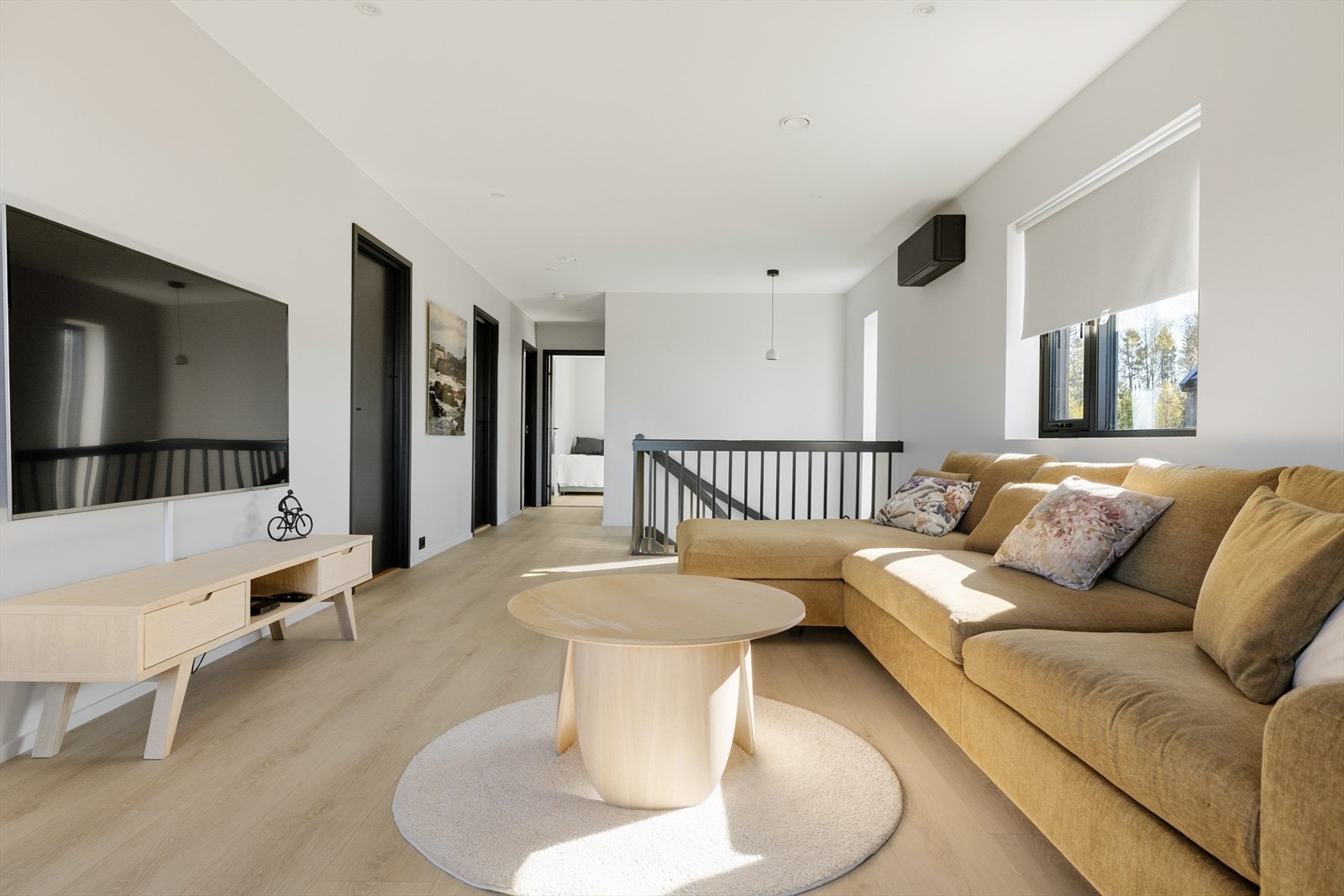 Stuen har god plass til sofa, stuebord og TV. Galleribilde