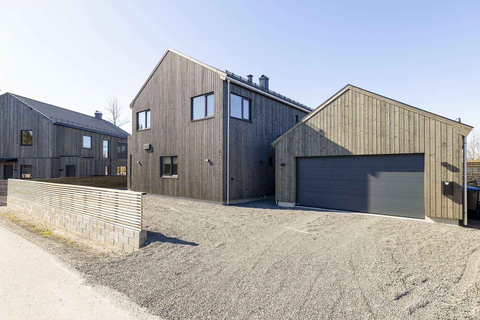 Det er også plass til flere biler i gårdsplassen. Galleribilde