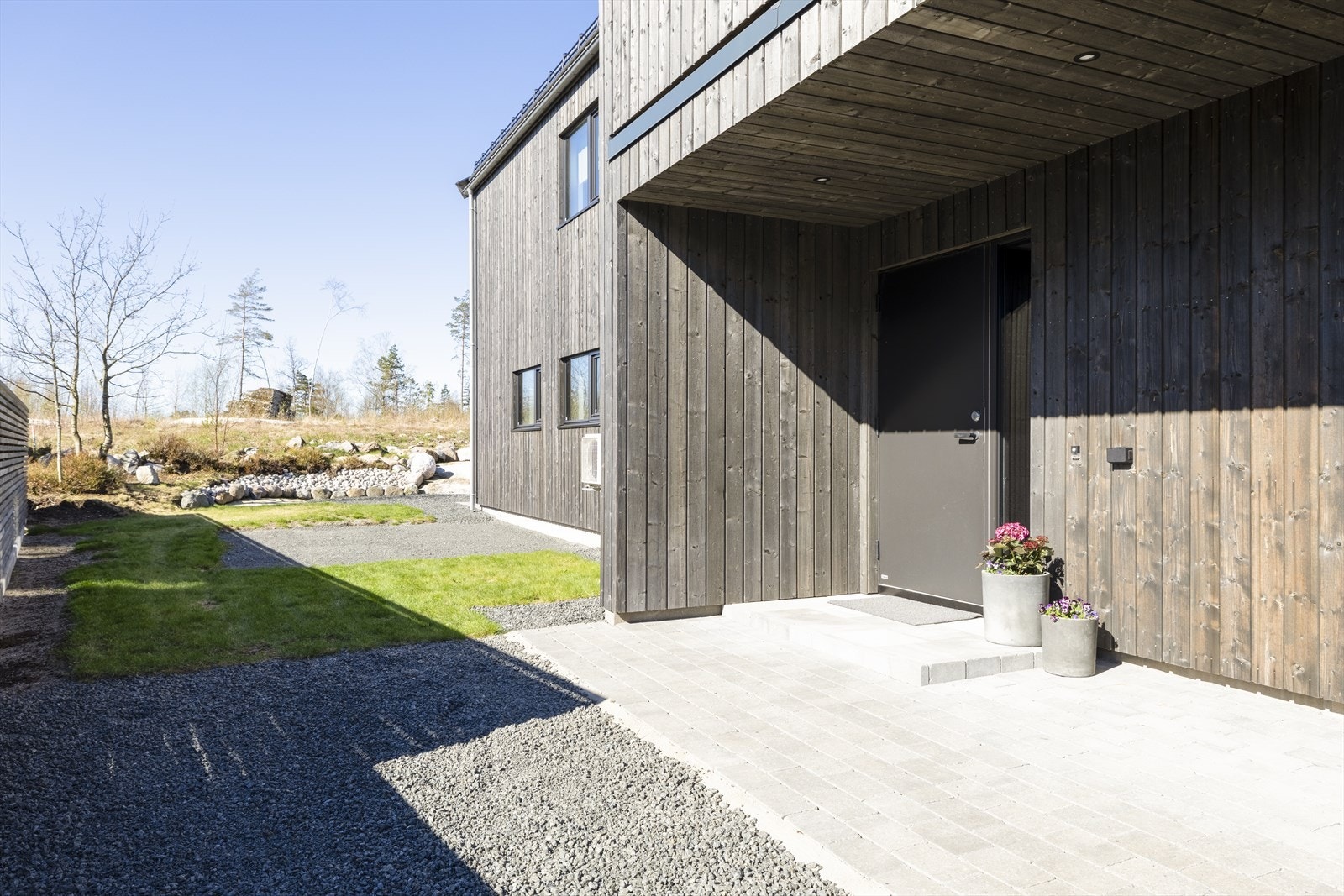 Inngangspartiet er praktisk utformet med belegningsstein og overbygg. Galleribilde