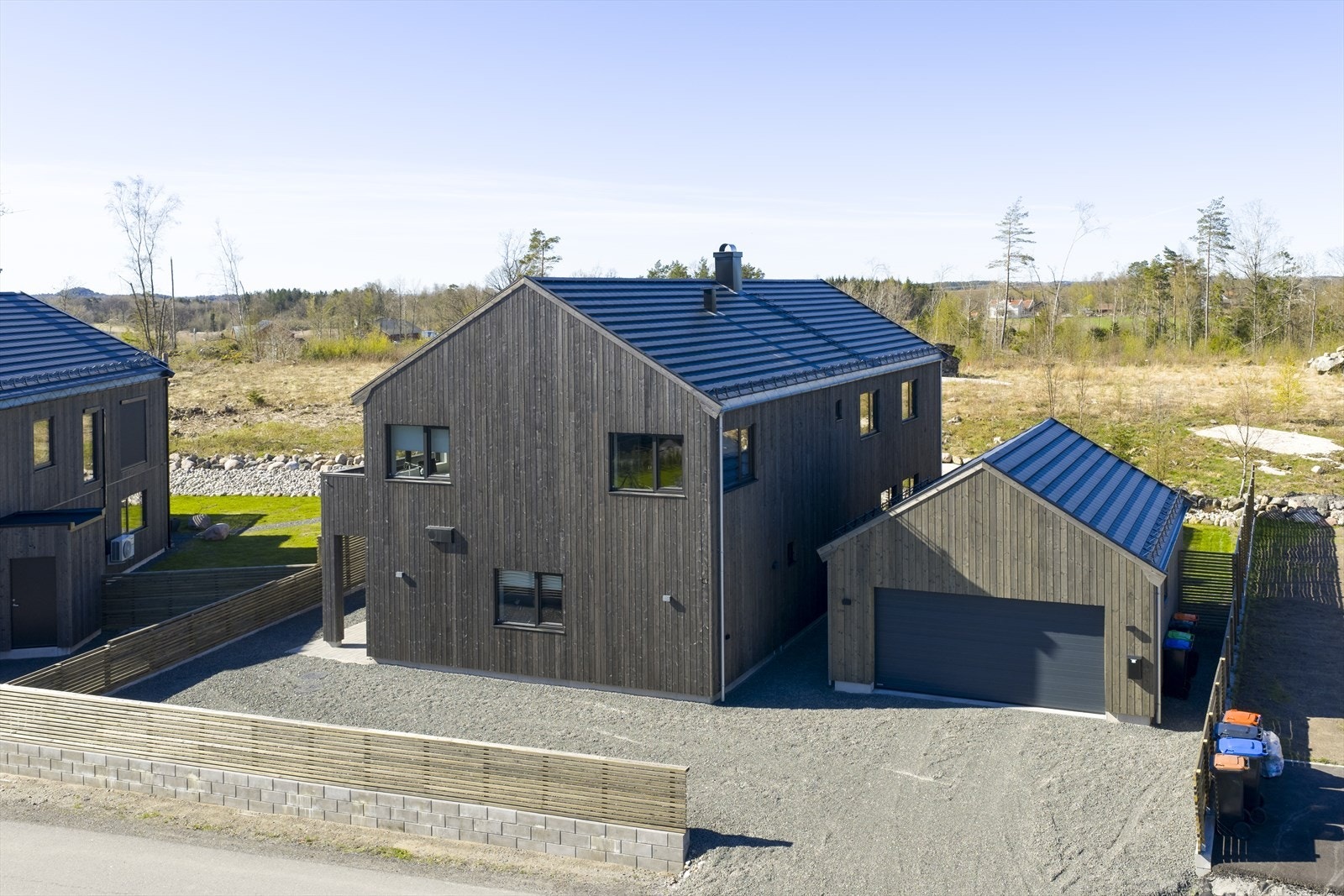 Boligen har en frittstående dobbelgarasje med god plass og enkel tilkomst. Galleribilde