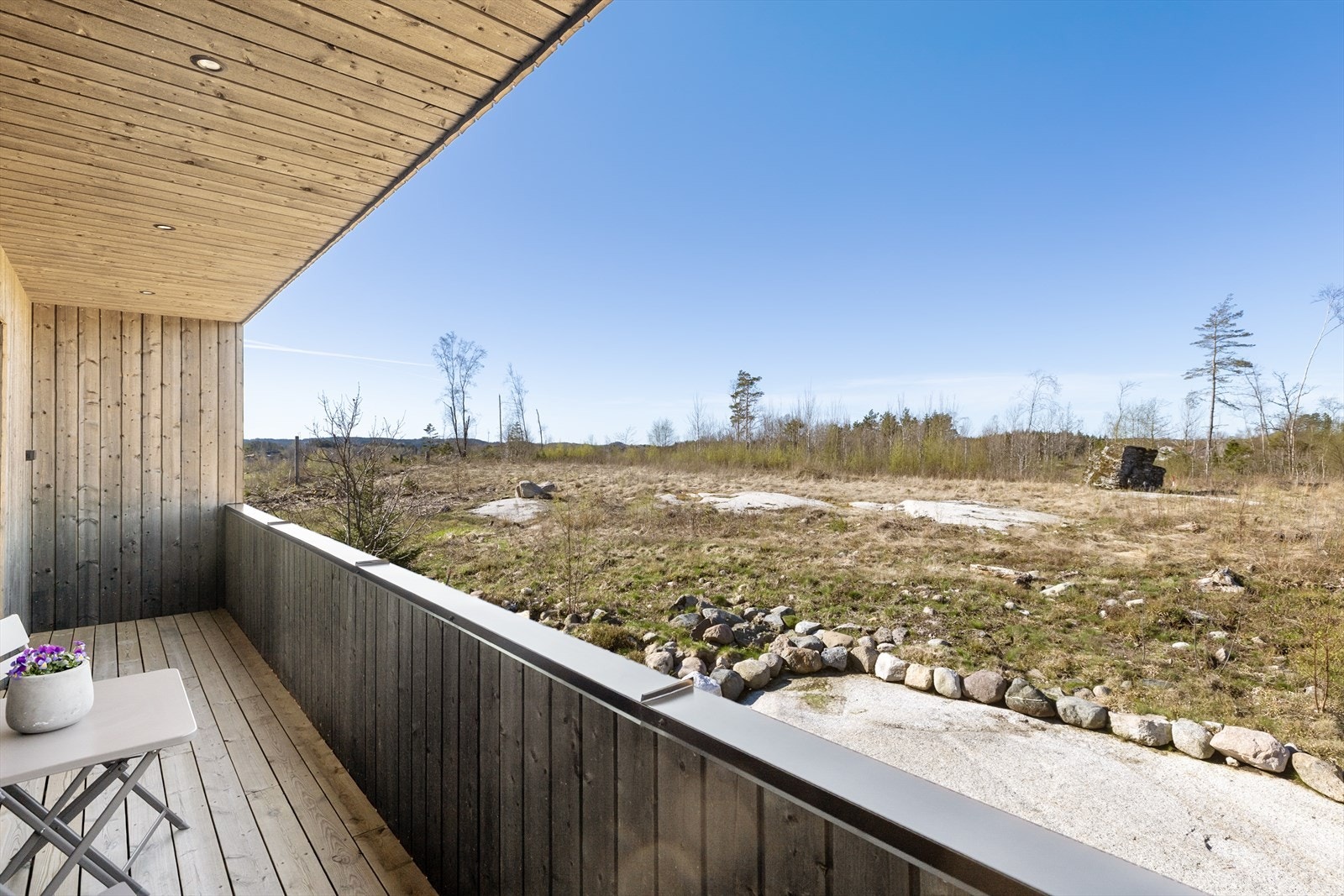 Fra balkongen i andre etasje kan man nyte utsikt over omkringliggende natur. Galleribilde