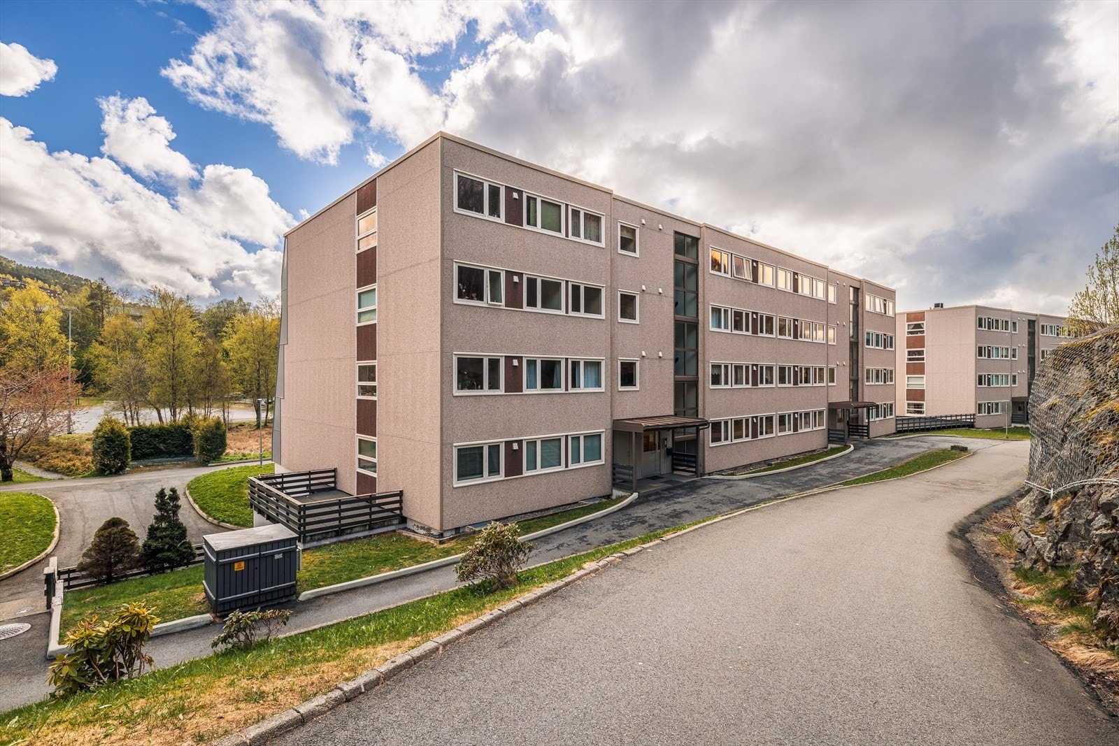 Boligen ligger i et naturskjønt og stille nabolag, og man har umiddelbar nærhet til alt en måtte trenge i hverdagen med Åsane senter bare noen minutter unna. Galleribilde