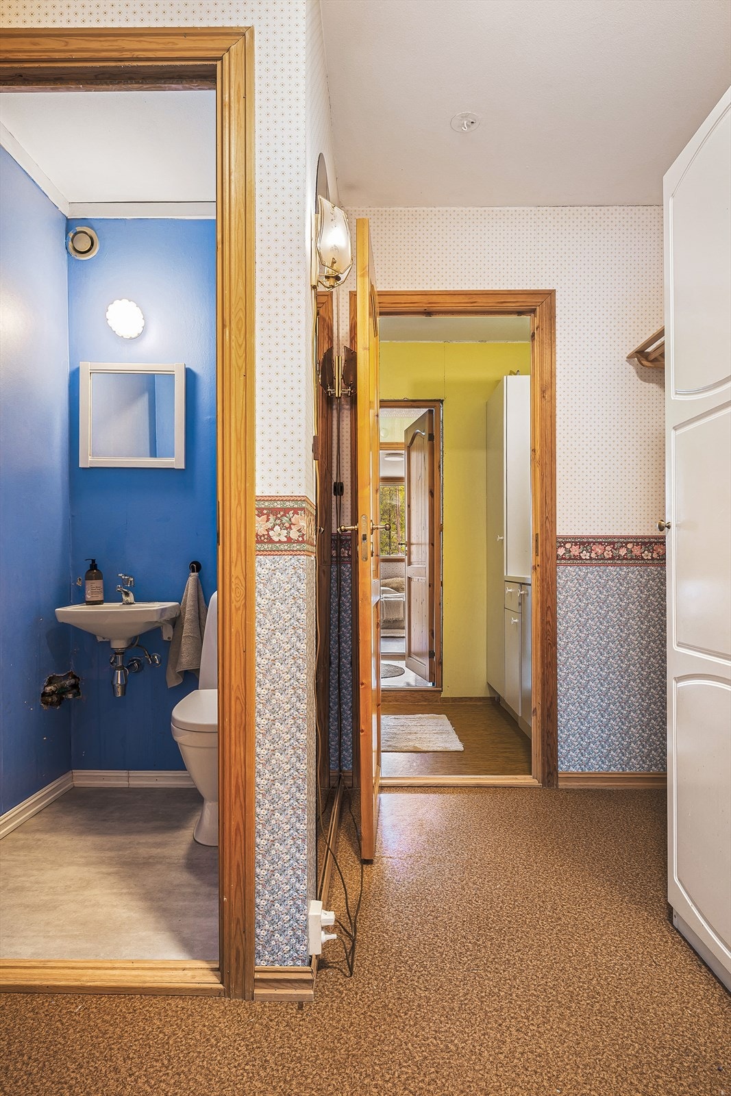 Entréen rommer 5,7m² og gir plass til å henge fra seg det en måtte ha av yttertøy. Galleribilde
