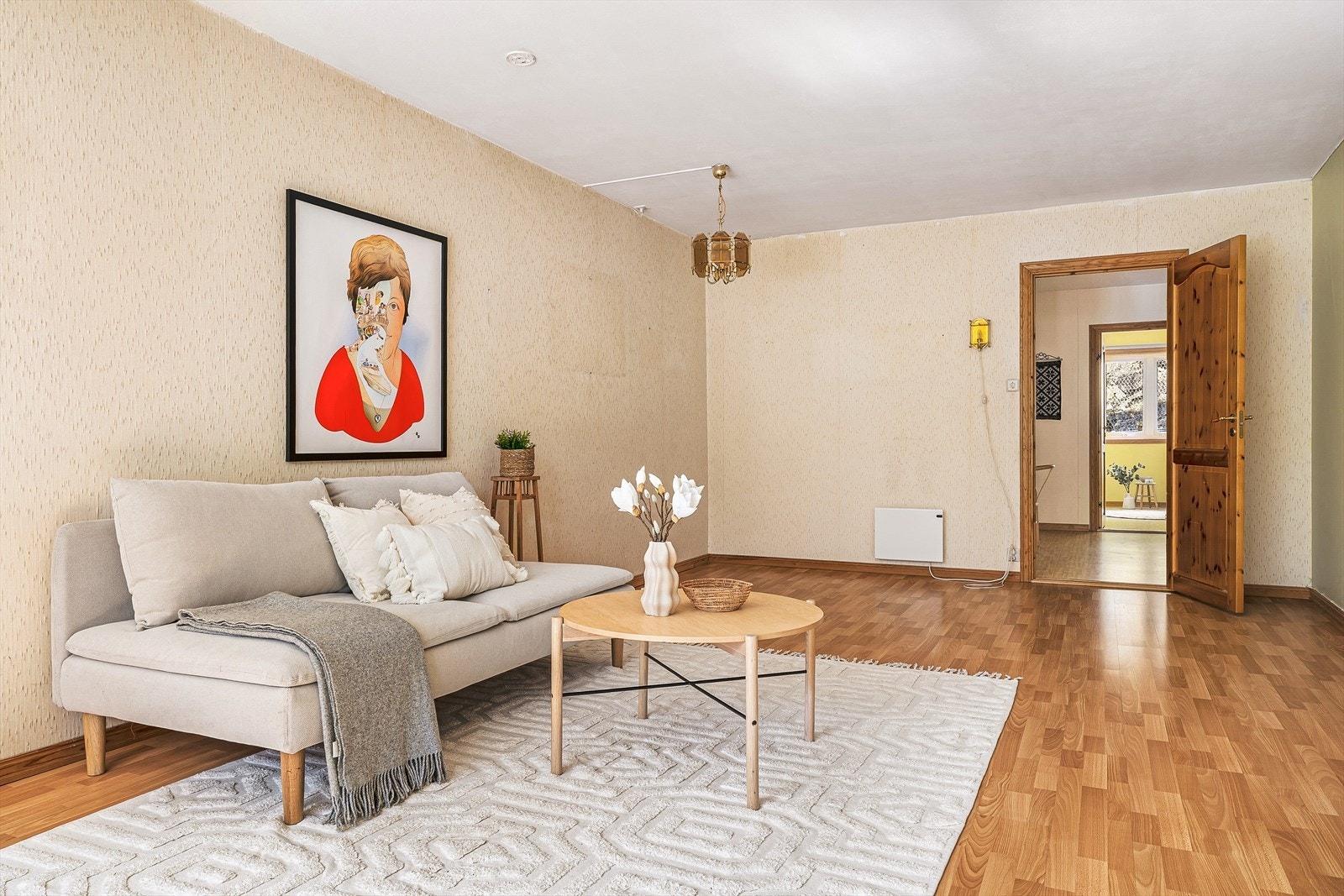 Stuen rommer hele 28,7m², og oppleves som lys og romslig. Galleribilde